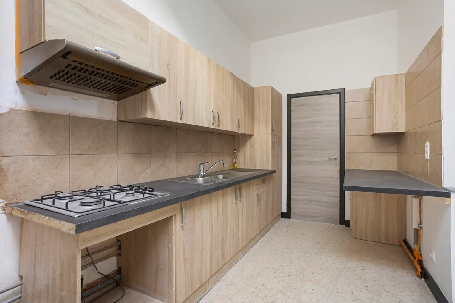 Handelspand te Zellik gelegen op drukke steenweg foto 5