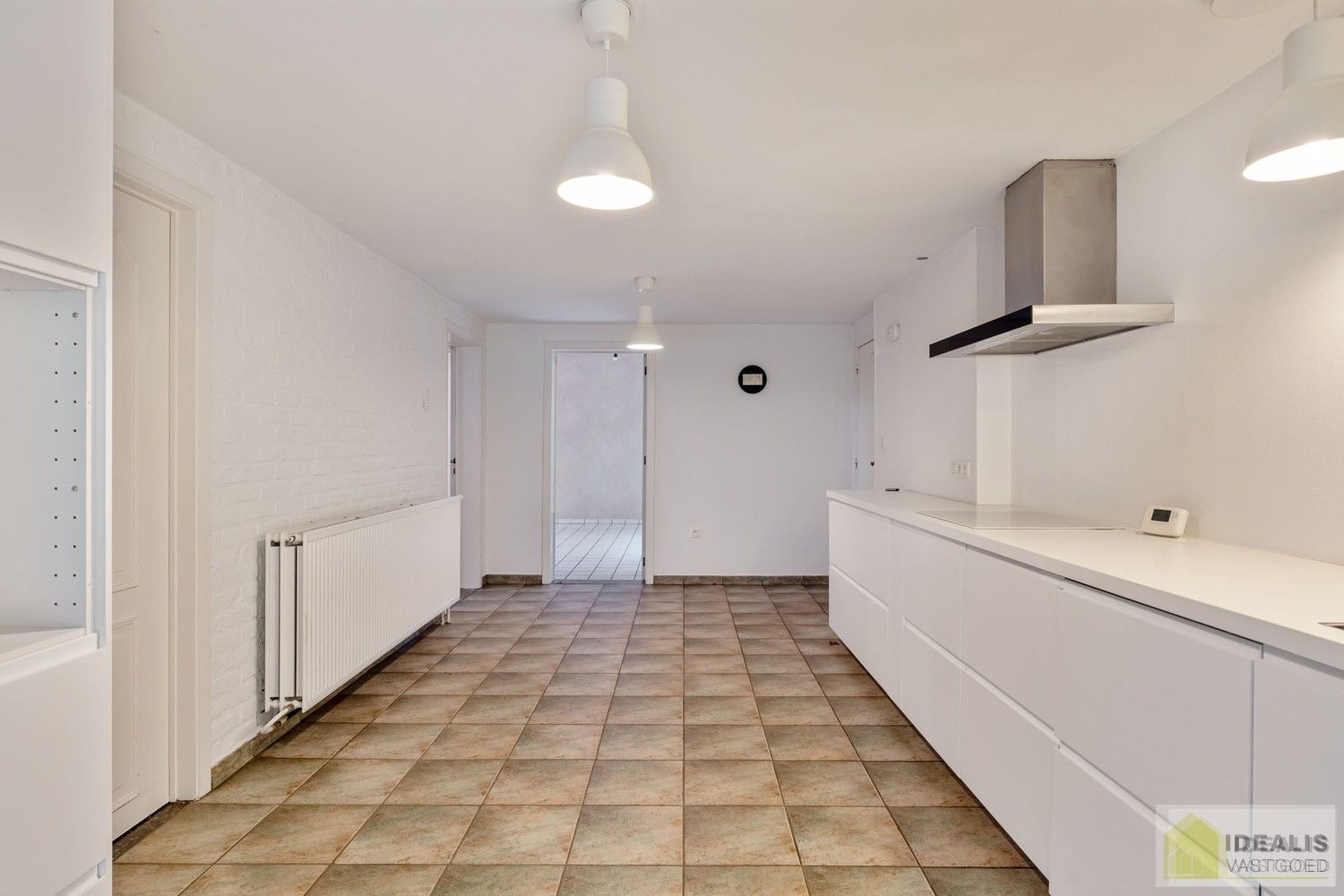 IDEALIS VASTGOED – Ruime te renoveren villa op riant perceel! De villa omvat 198m² netto bewoonbare oppervlakte met een ruime woonkamer en aansluitend uitgeruste keuken, badkamer, 2 grote en 1 kleine slaapkamer, kelder, veranda en 2 garages met sectionale poort van ca. 100m². De villa is gelegen op een prachtig perceel met een oppervlakte van ca. 1,1 hectare (11.000m²)! omgeven door bosgebied! Zeer geschikt voor kandidaten op zoek naar een unieke locatie zeer centraal gelegen, doch volledig omgeven door groen. foto 13