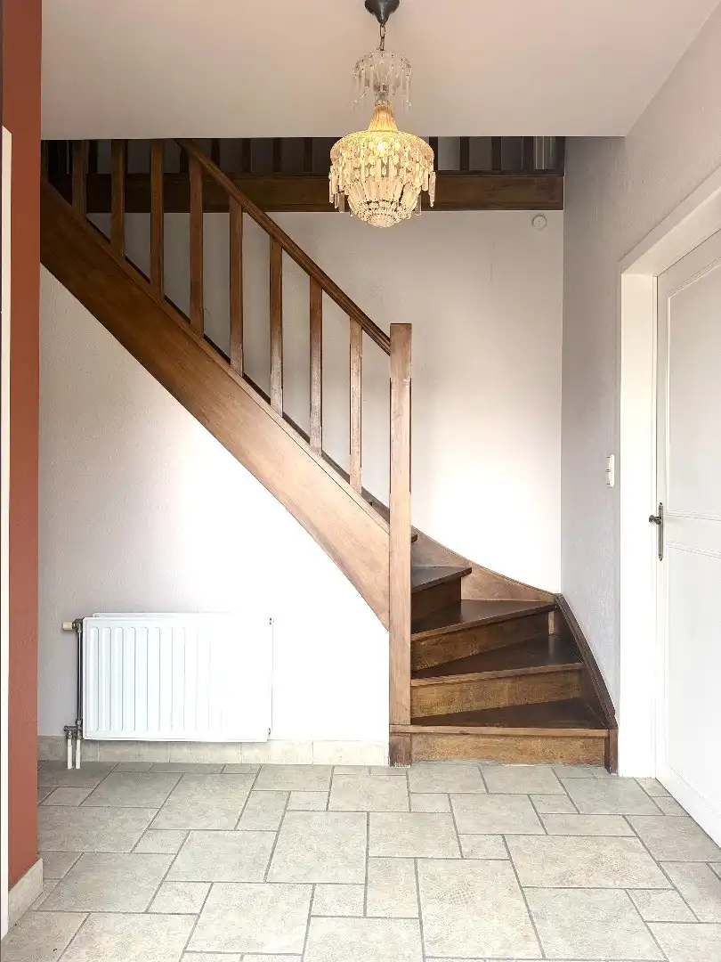 Instapklare open bebouwing met gelijkvloerse slaap- en badkamer en drie slaapkamers op verdiep. foto 2
