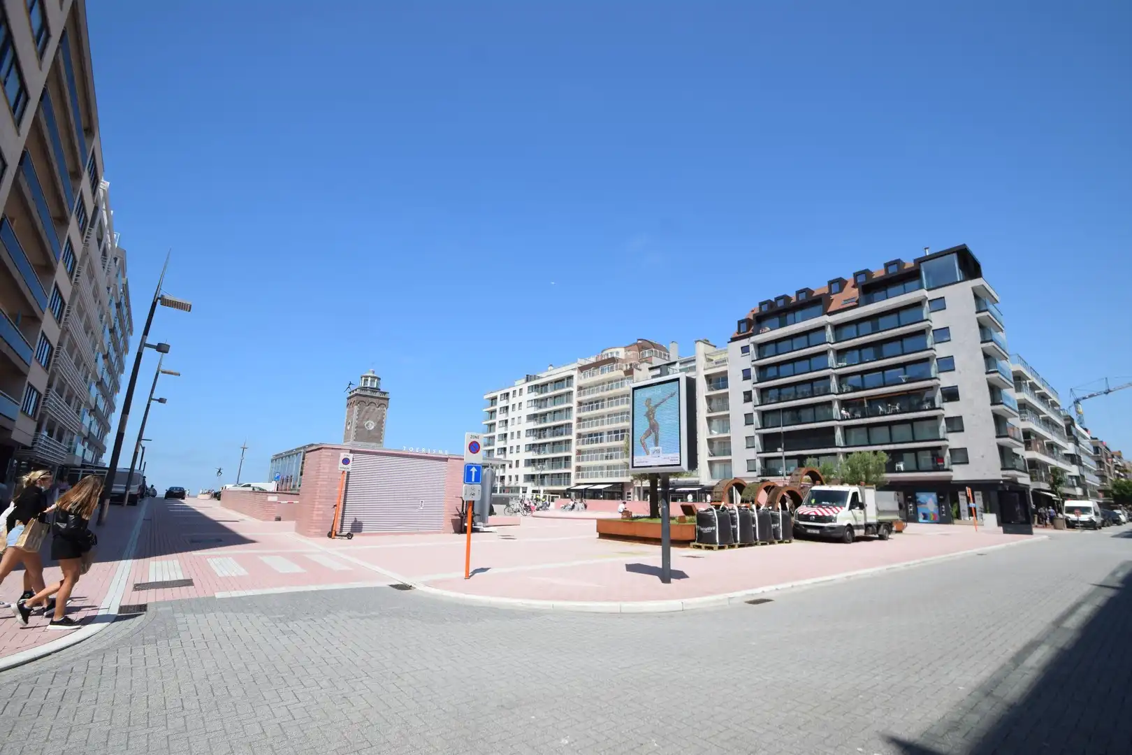 Prachtig afgewerkt, gemeubeld twee slaapkamer appartement heel goed gelegen op de Kustlaan. foto 8