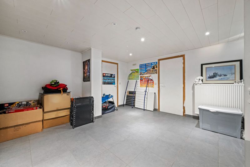 Staden. RUIME LANDELIJKE VILLA MET POTENTIEEL + loods van 435 m2 + loods van 515 m2 . Totaal perceel met tuinen en vijver = +/- 9000m2. Ideaal opbrengsteigendom en eigen gebruik. foto 16