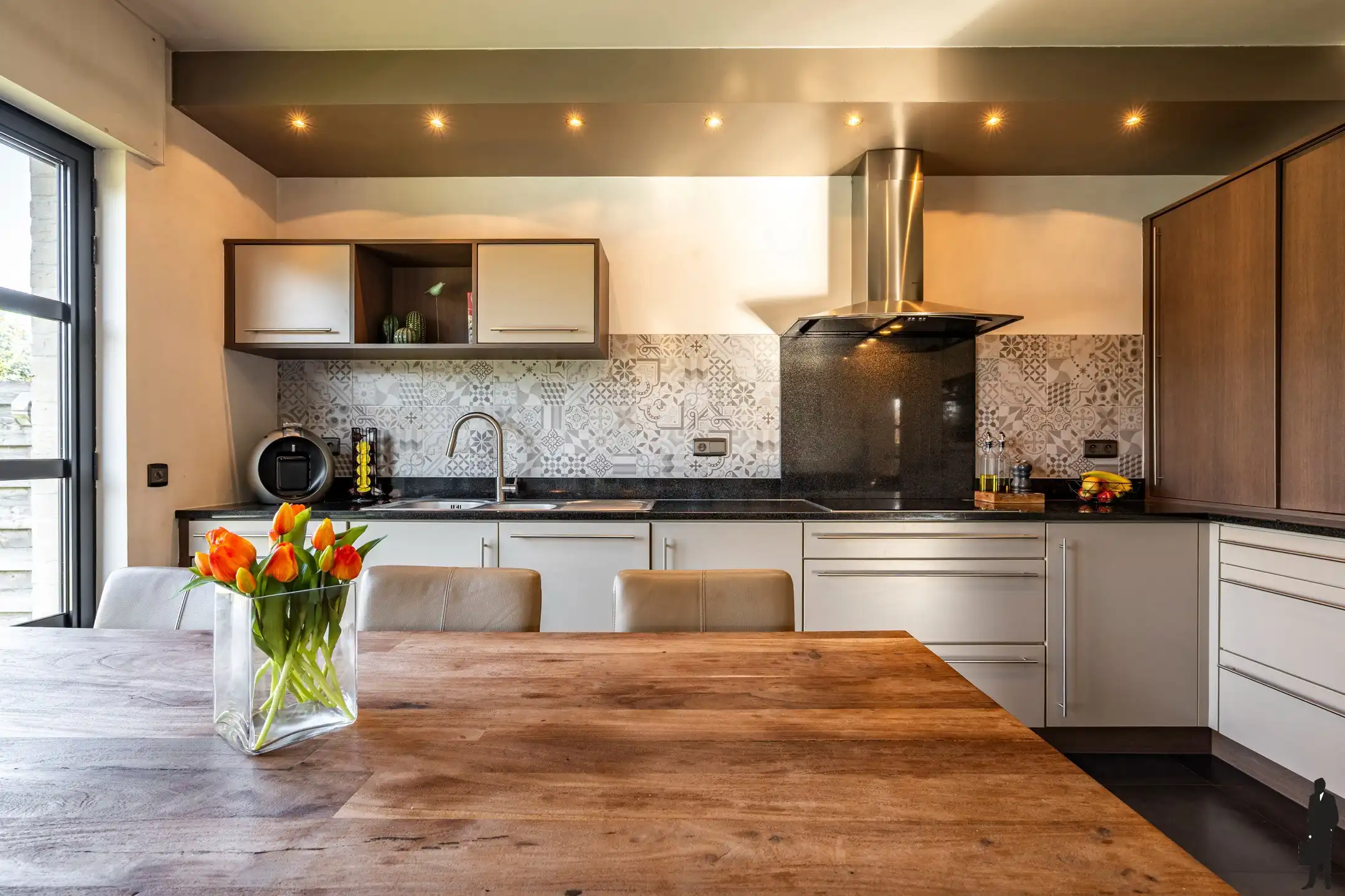 Hoogwaardig afgewerkte, ruime, recente woning met 5 slpk. foto 8