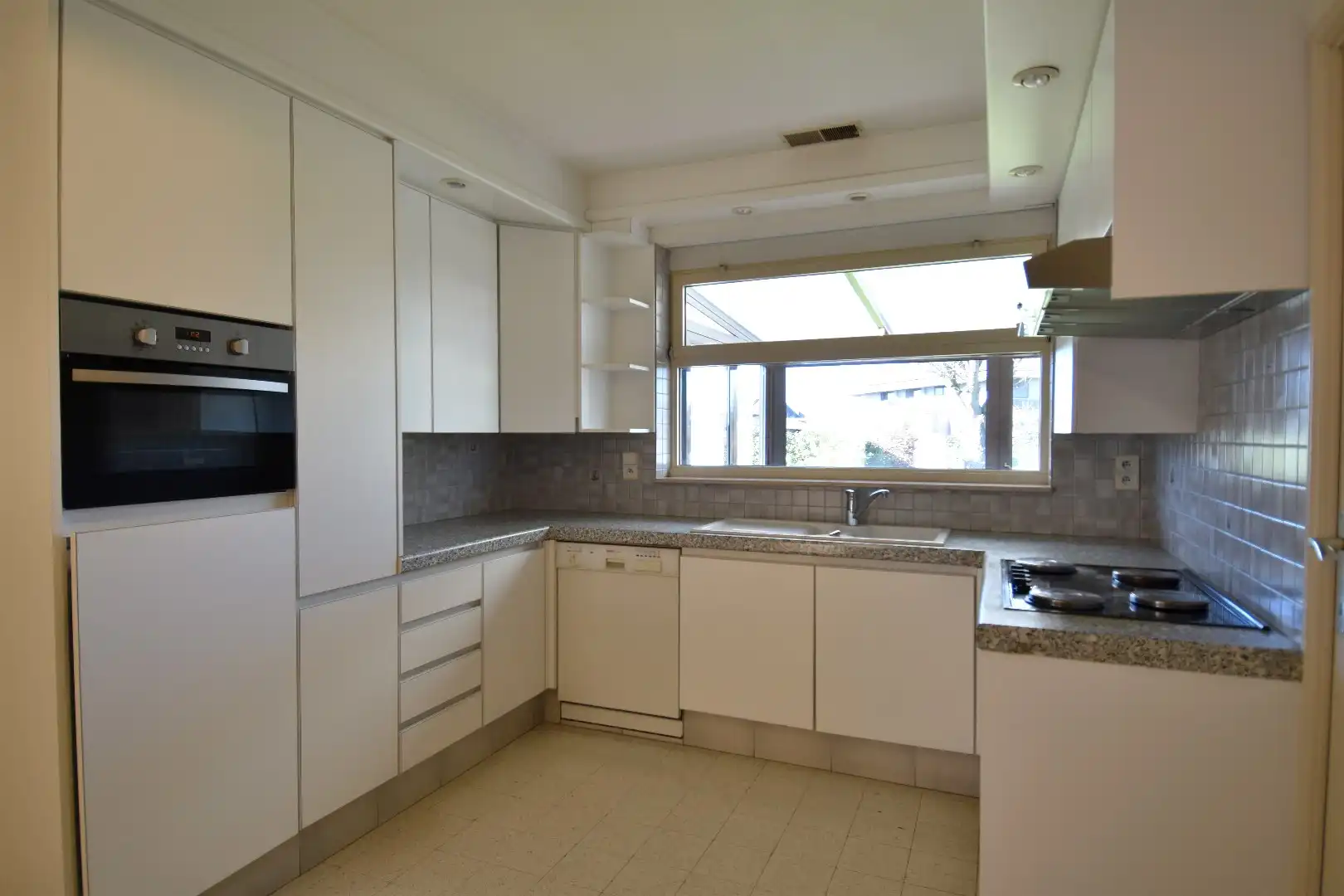 Gelijkvloerse woning met 3 slaapkamers en 2 garages te koop op een perceel van 1087 m² in Wevelgem foto 2