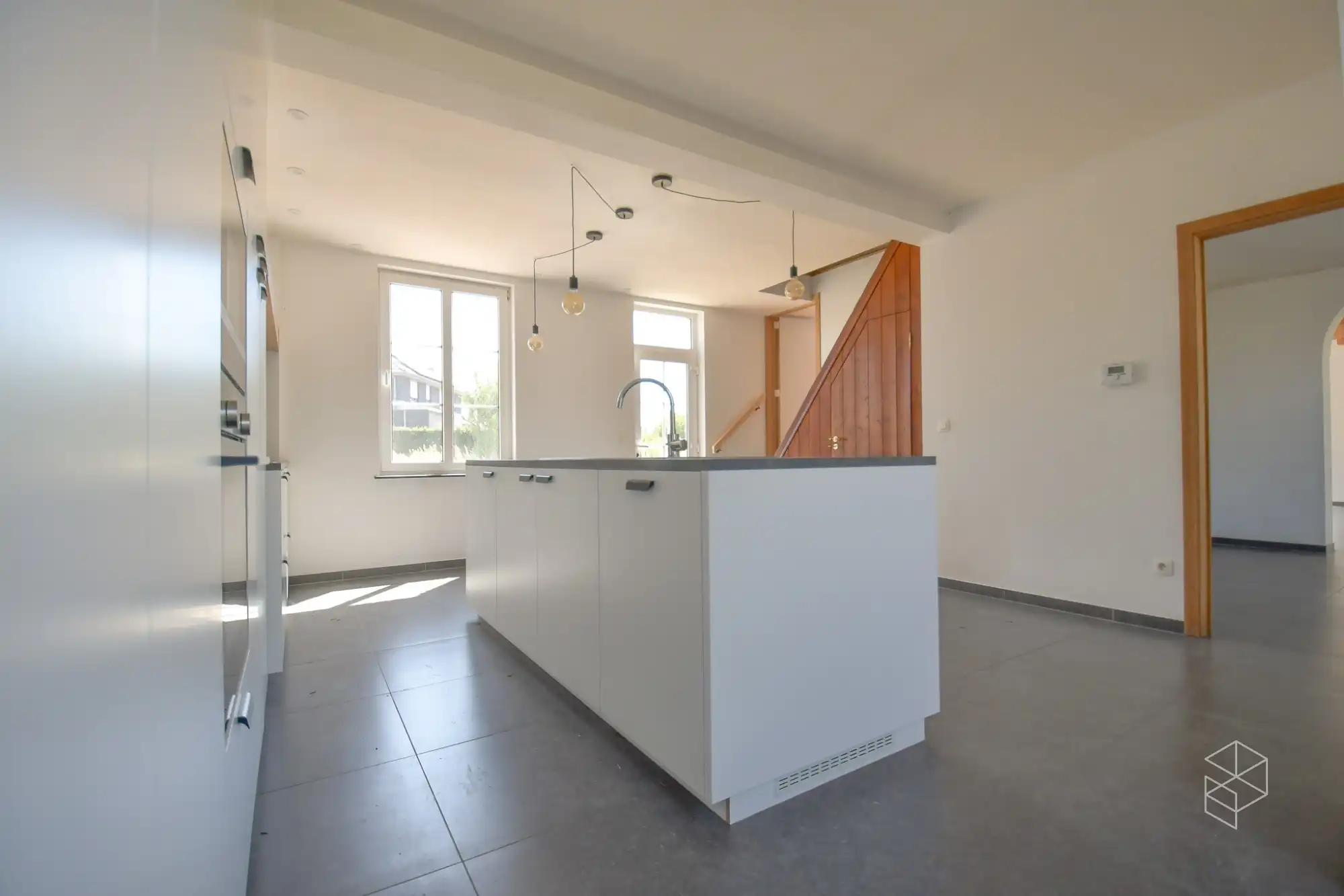 Ruime charmante woning met 4 GROTE slaapkamers, garage en een grote zuidwest gerichte tuin foto 8