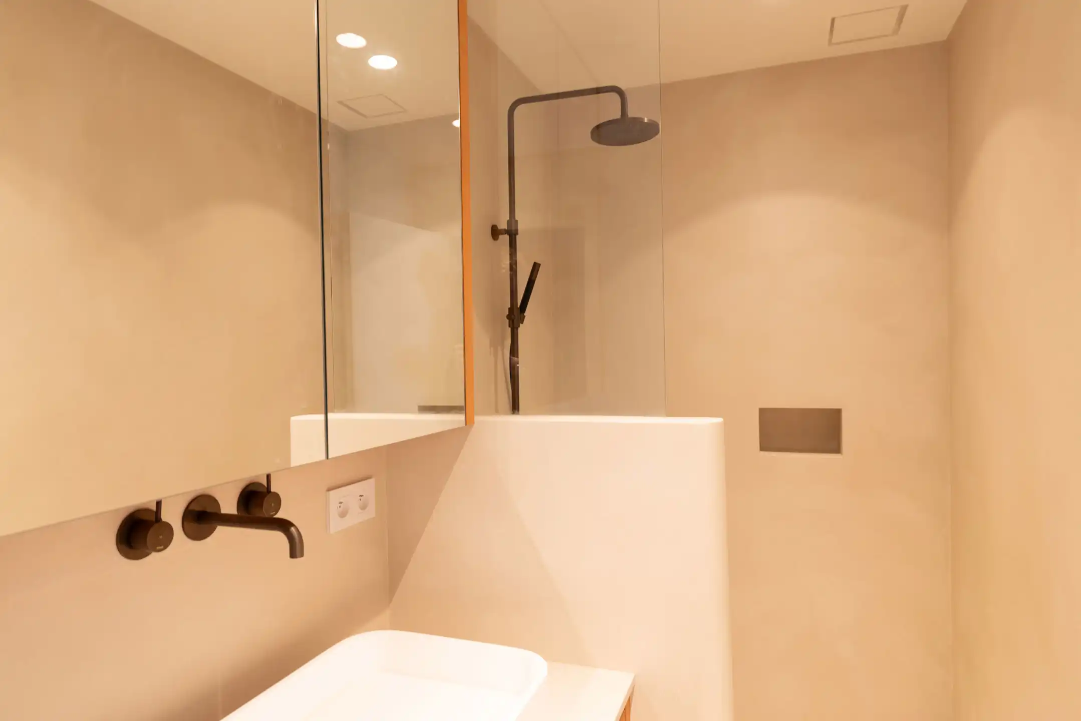 Gerenoveerd luxe appartement aan de zeedijk te Knokke-Heist foto 9