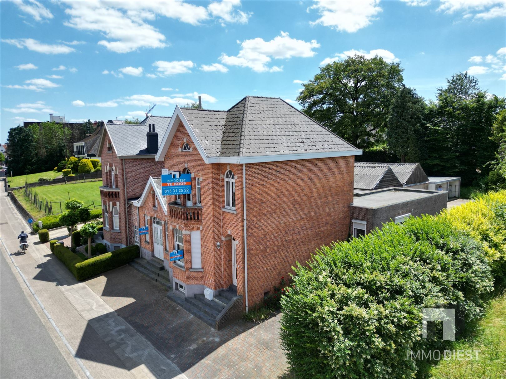 Hoofdfoto van de publicatie: Herenwoning met naastliggend werkhuis/aterlier/kantoor/...