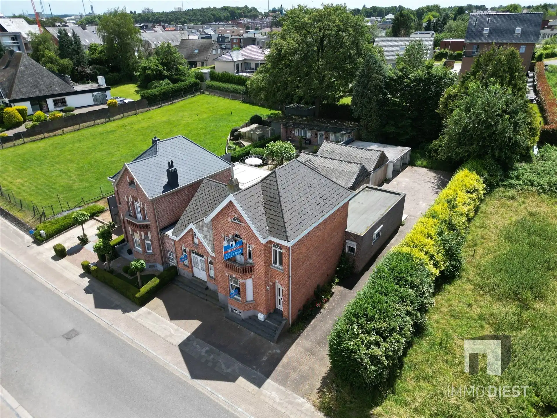 Hoofdfoto van de publicatie: Herenwoning met naastliggend werkhuis/aterlier/kantoor/...