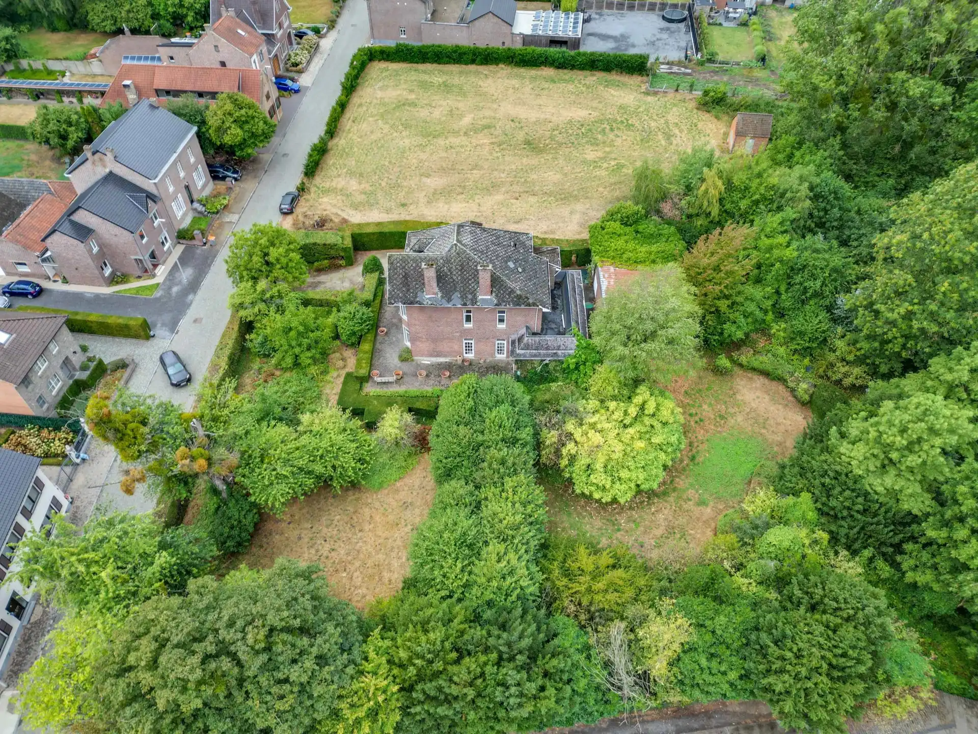 Statig landhuis in klassieke stijl met Wirtz-tuin foto 21