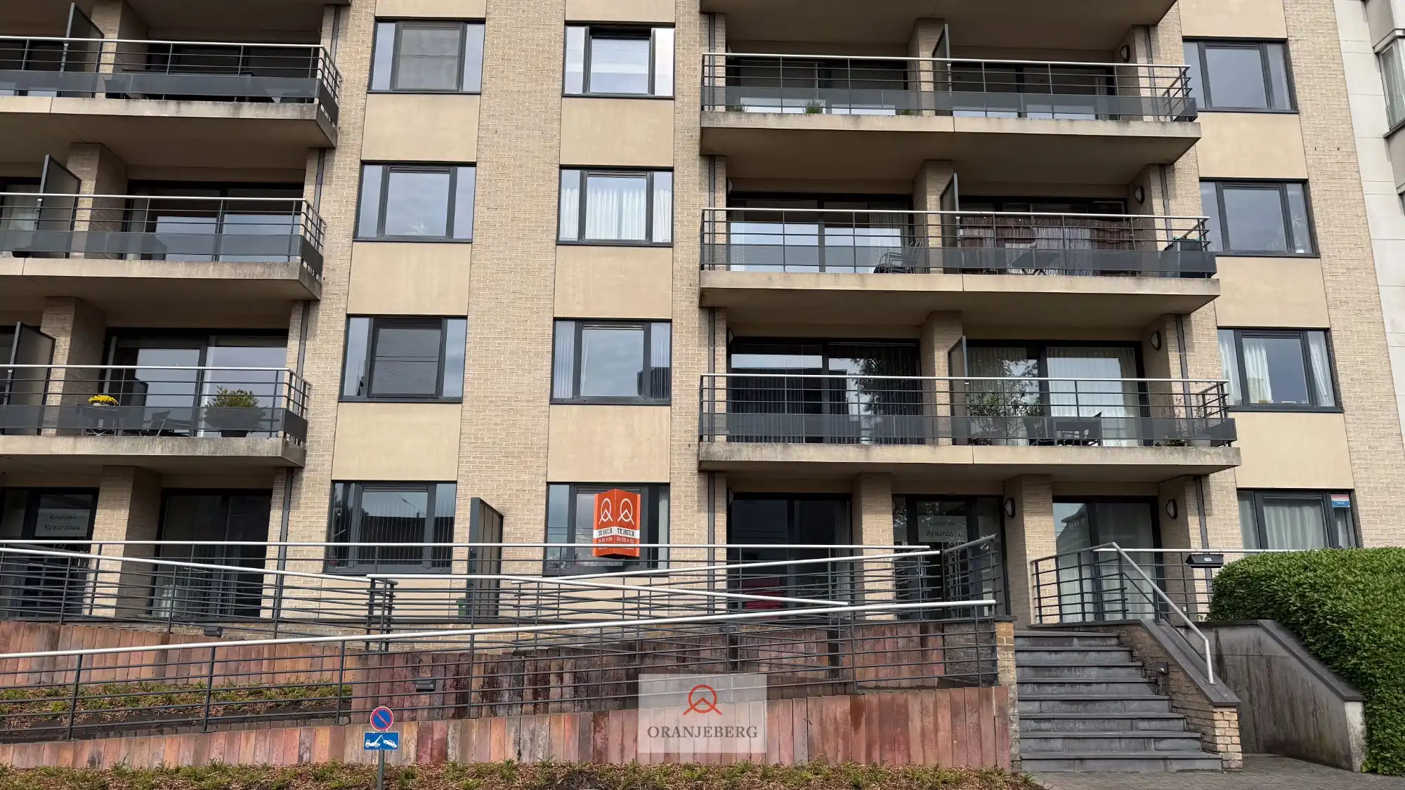Gelijkvloers 3 slpk appartement met groot terras vlakbij Station foto 4