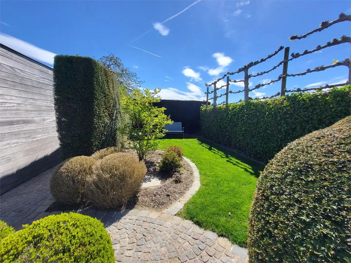 Deze ruime en uitstekend onderhouden villa-bungalow op een perceel van 1.264 m² combineert comfort, functionaliteit en een aangename woonbeleving met een zuidgericht terras en een prachtig aangelegde tuin met zwembad en badhuis. foto 30