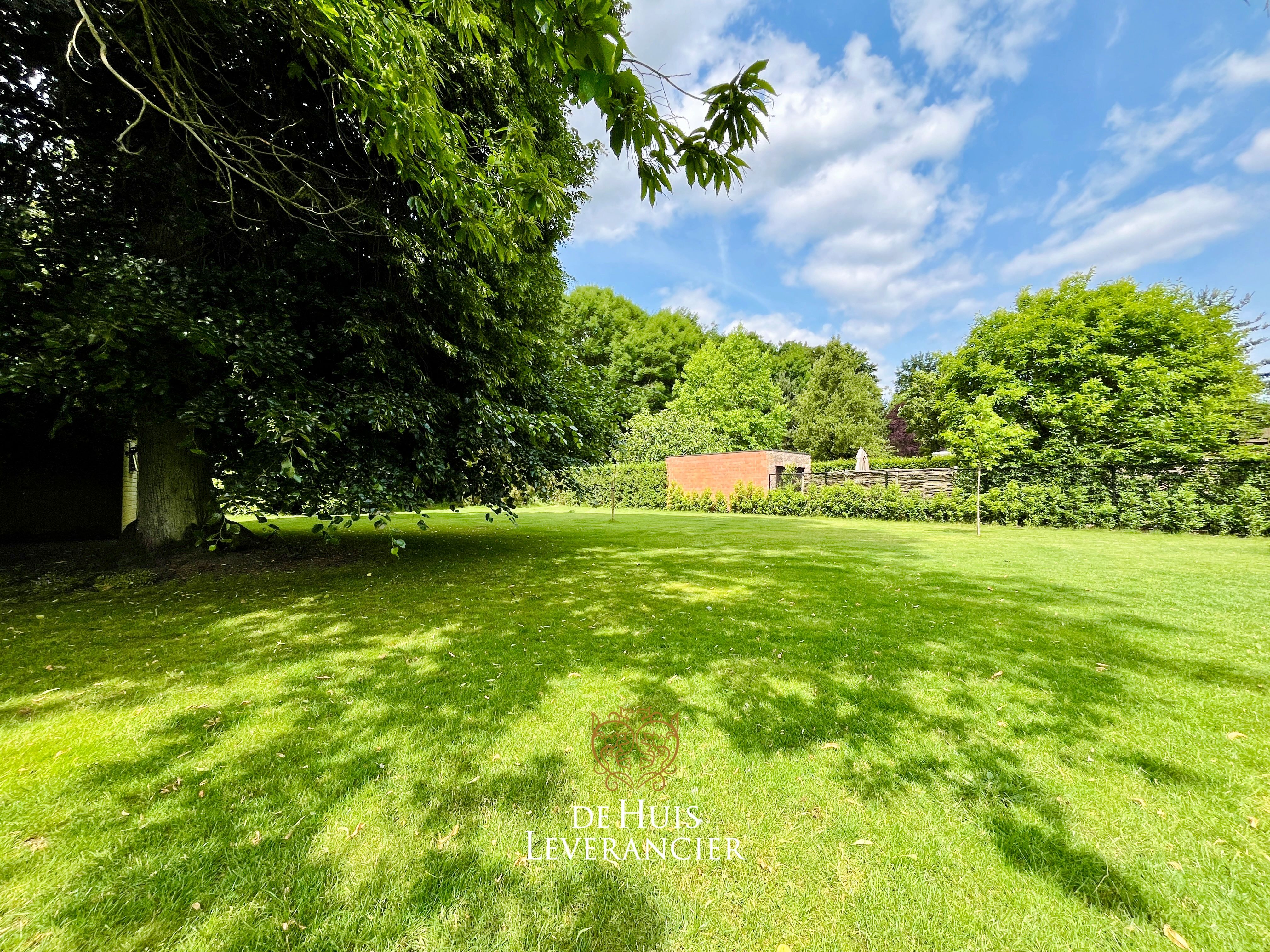 Discrete luxe & tijdloze elegantie : subliem nieuwbouwappartement met terras en gemeenschappelijk tuin te koop in Boechout foto {{pictureIndex}}