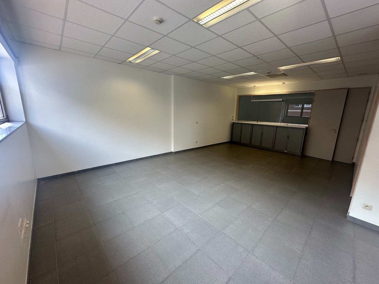 VOLLEDIG VERNIEUWDE en instapklare KANTOORRUIMTE op gelijkvloers (± 55m²)  met UITSTRALING op de markt van Knesselare! Ruime parkeergelegenheid langs de openbare weg. foto 2