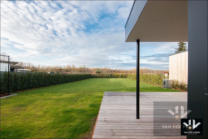 TOTAAL VERNIEUWDE WONING - ENKEL NOG AFWERKEN NAAR EIGEN SMAAK EN INZICHT foto 3