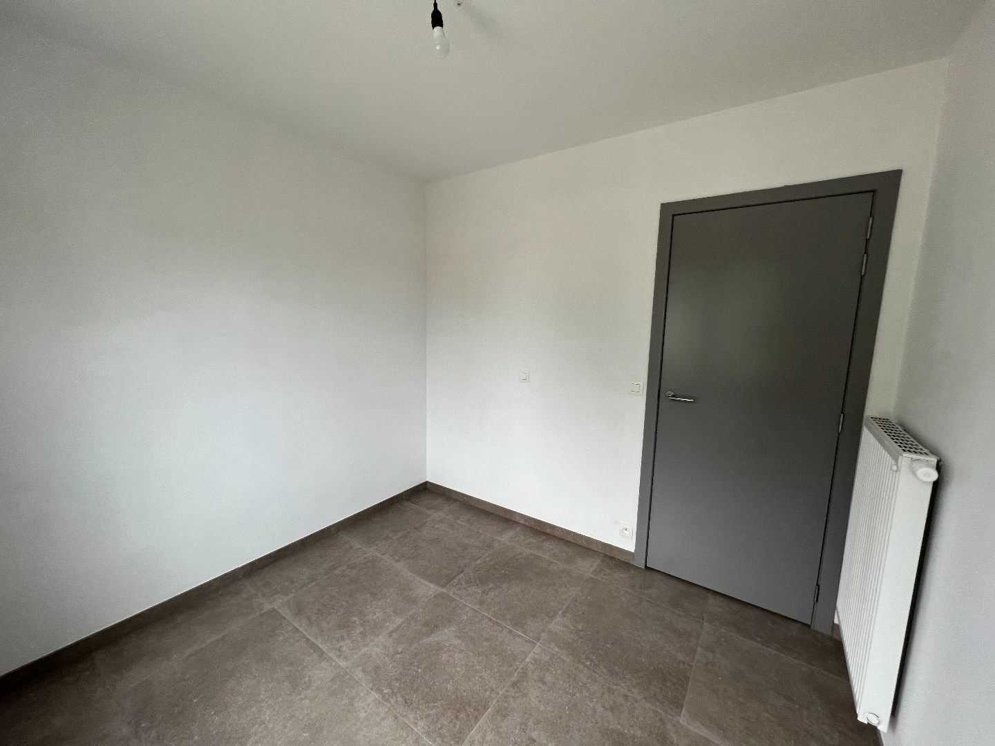GELIJKVLOERS APPARTEMENT MET 2 SLAAPKAMERS EN TUIN MET TERRAS IN IEPER foto 7