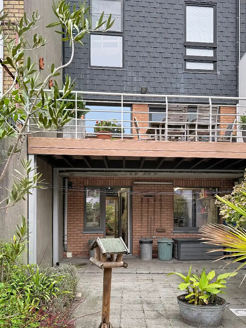 Instapklare bel-etage met drie slaapkamers, garage en zonnige buitenruimtes. foto 4