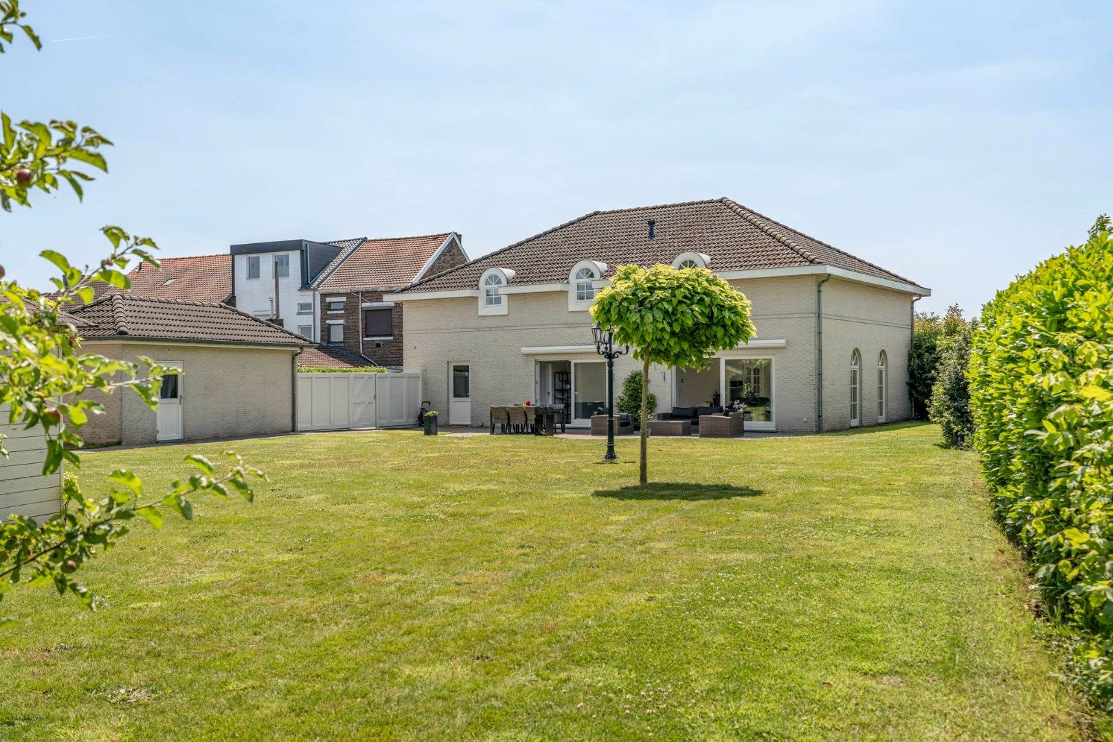 Ruime elegante villa met vrijstaande garage en tuin op 18a 99ca te Lanaken-Smeermaas foto 3