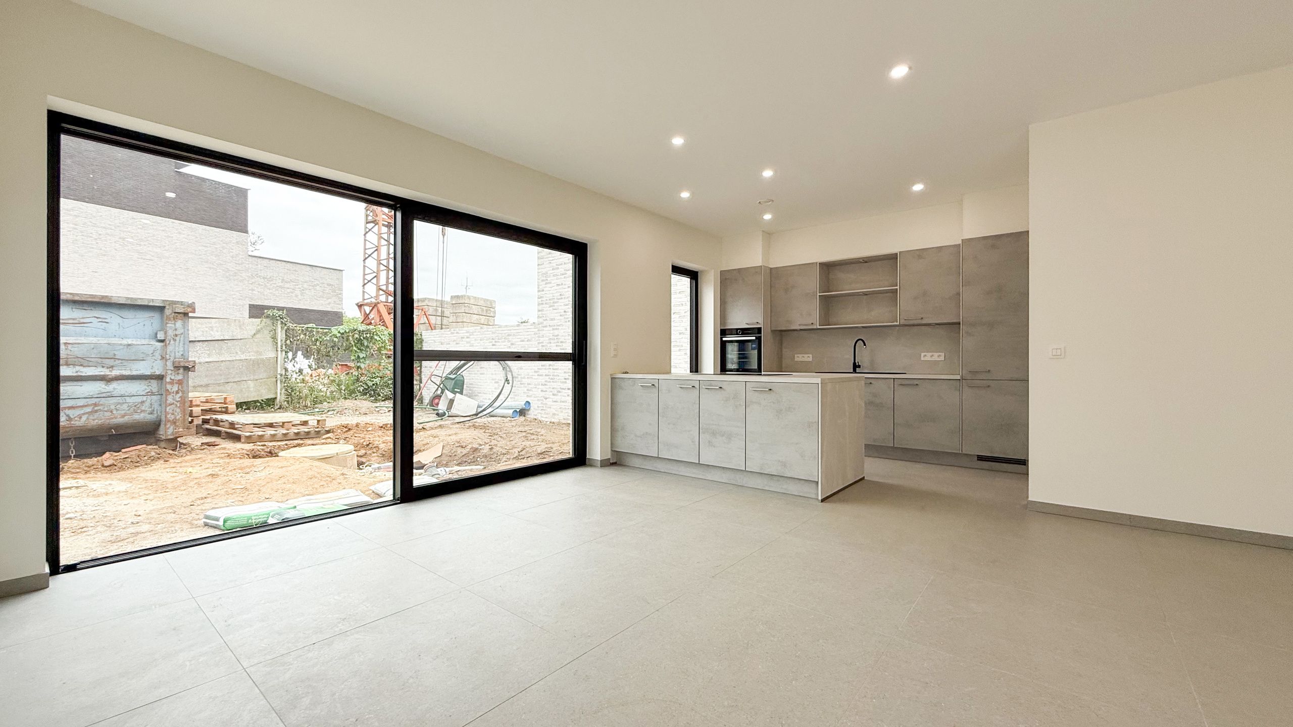 Nieuwbouwappartement met 3 slaapkamers en tuin! foto {{pictureIndex}}