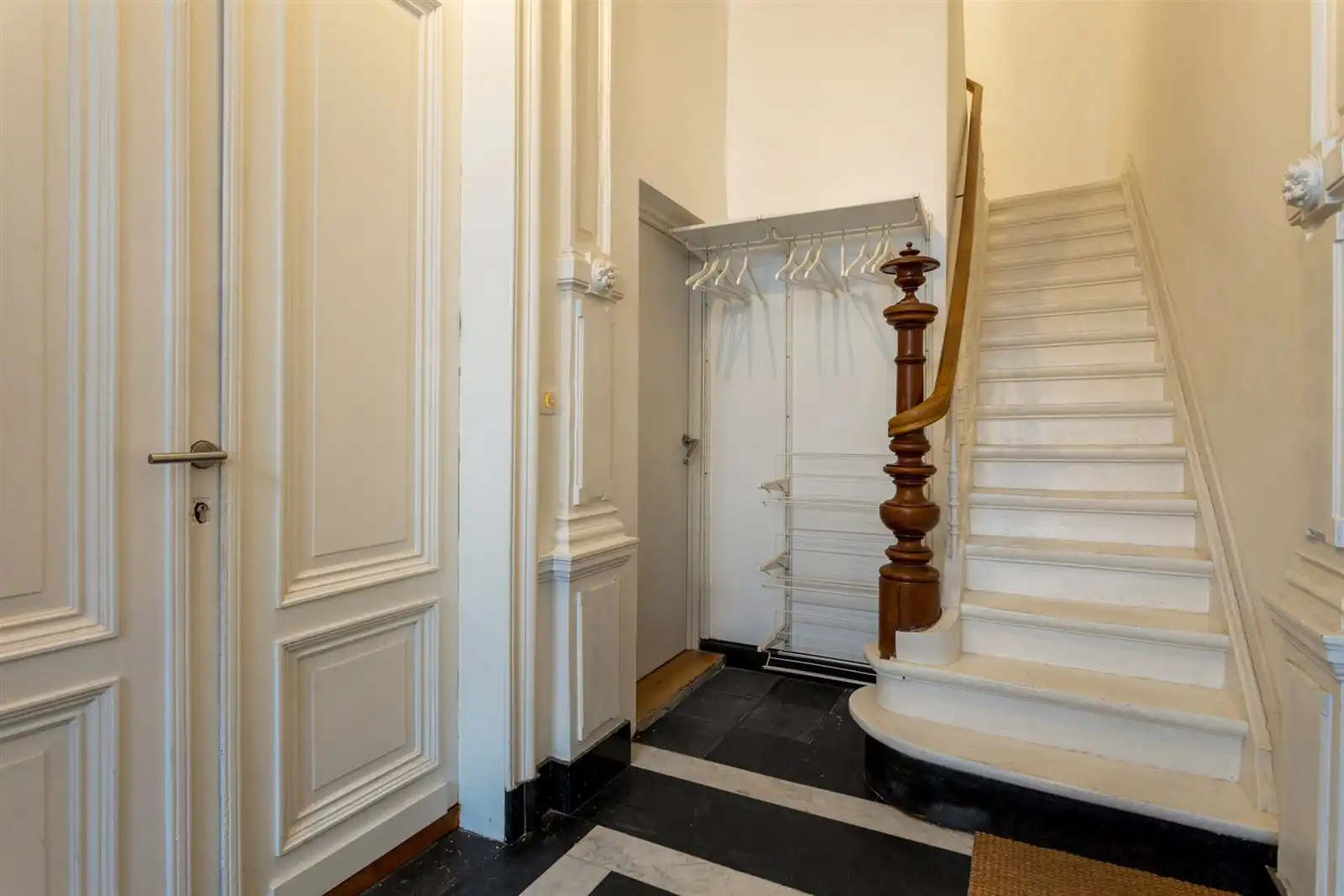 Gelijkvloers gemeubeld 1 slaapkamer appartement met tuin op A-locatie foto 2