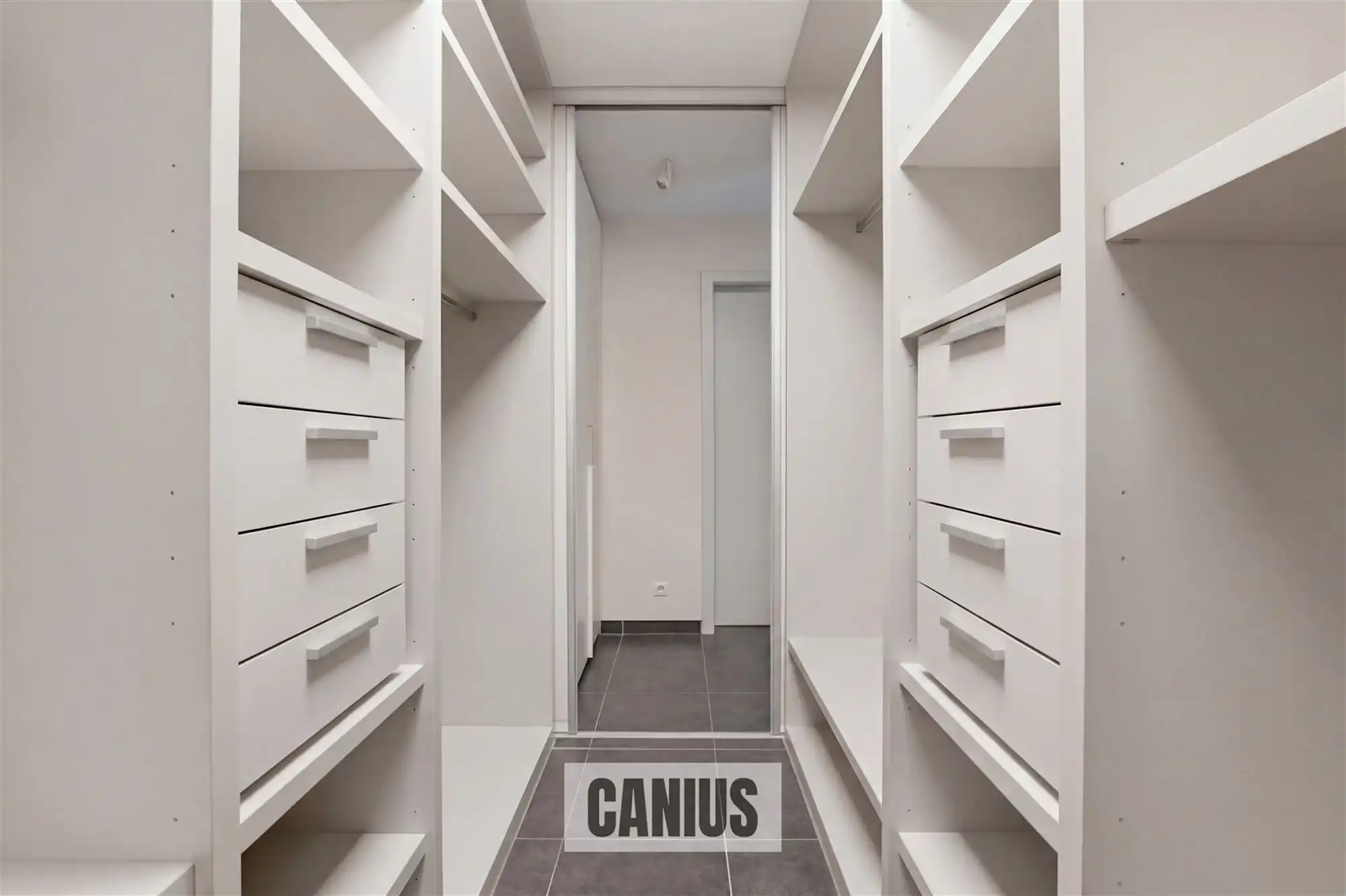 STIJLVOL GELIJKVLOERS APPARTEMENT MET DRIE SLAAPKAMERS foto 12