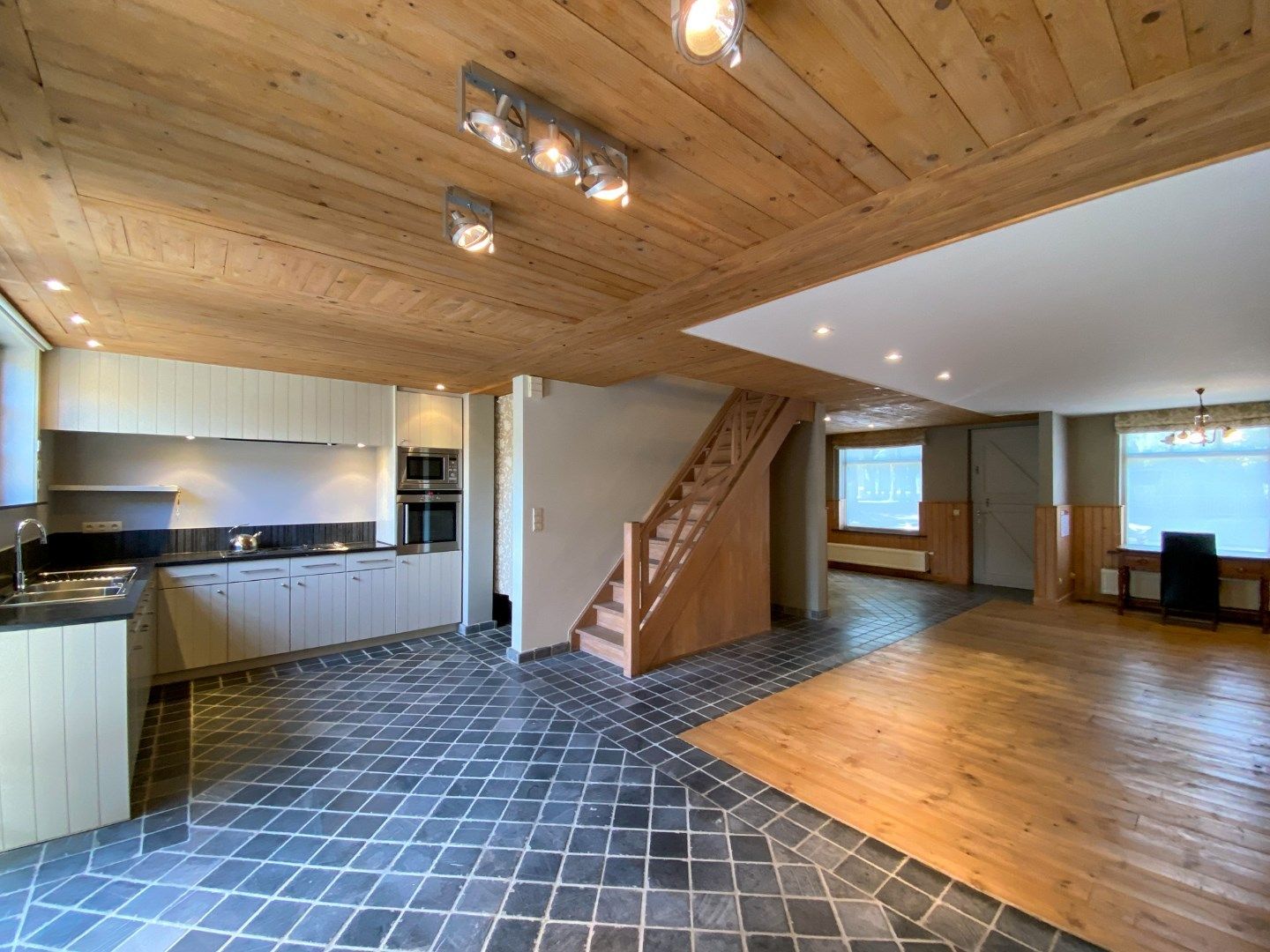 Charmante woning met 4 slaapkamers, tuin en ruime garage. foto 3