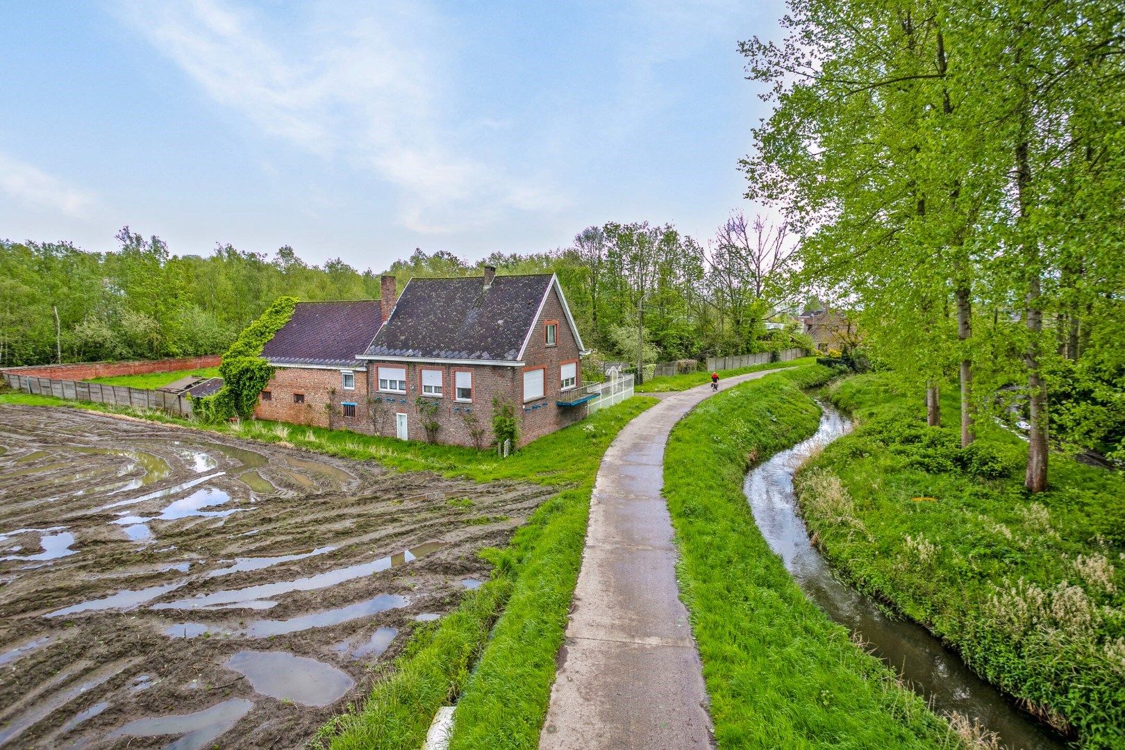 Ruime woning met tuin, garage en 3 slaapkamers foto 3