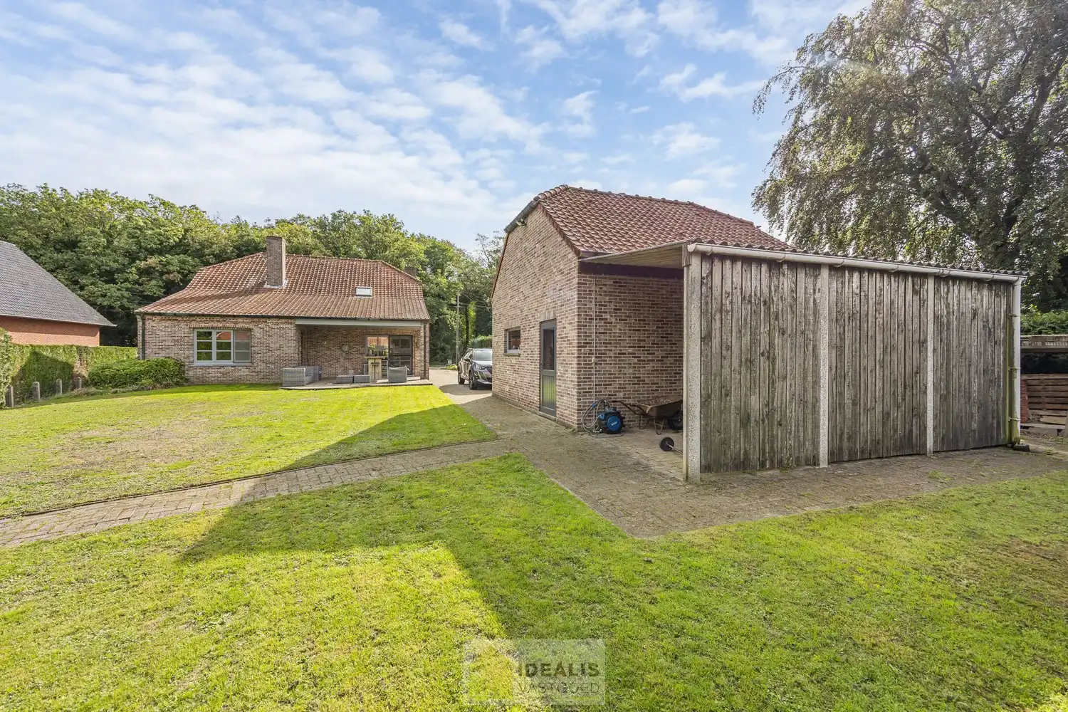 IDEALIS VASTGOED – INSTAPKLARE EENGEZINSWONING MET 4 SLAAPKAMERS EN EEN BEWOONBARE OPPERVLAKTE VAN +- 195M² OP EEN PERCEEL VAN +- 9A 20CA IN KLEINE-BROGEL (PEER). De woning is gelegen vlak bij de dorpskern van het gezellige kleine-Brogel en op enkele minuten verwijderd van de centra van Peer, Kaulille, Bocholt en Pelt. Ideaal voor zij die op zoek zijn naar een ruime instapklare woning met 4 slaapkamers!! foto 29