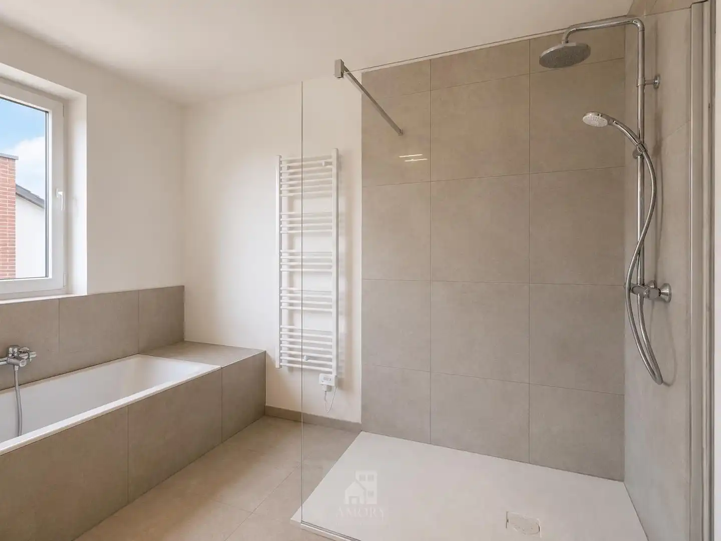 Zeer ruime en moderne halfopen nieuwbouwwoning foto 9