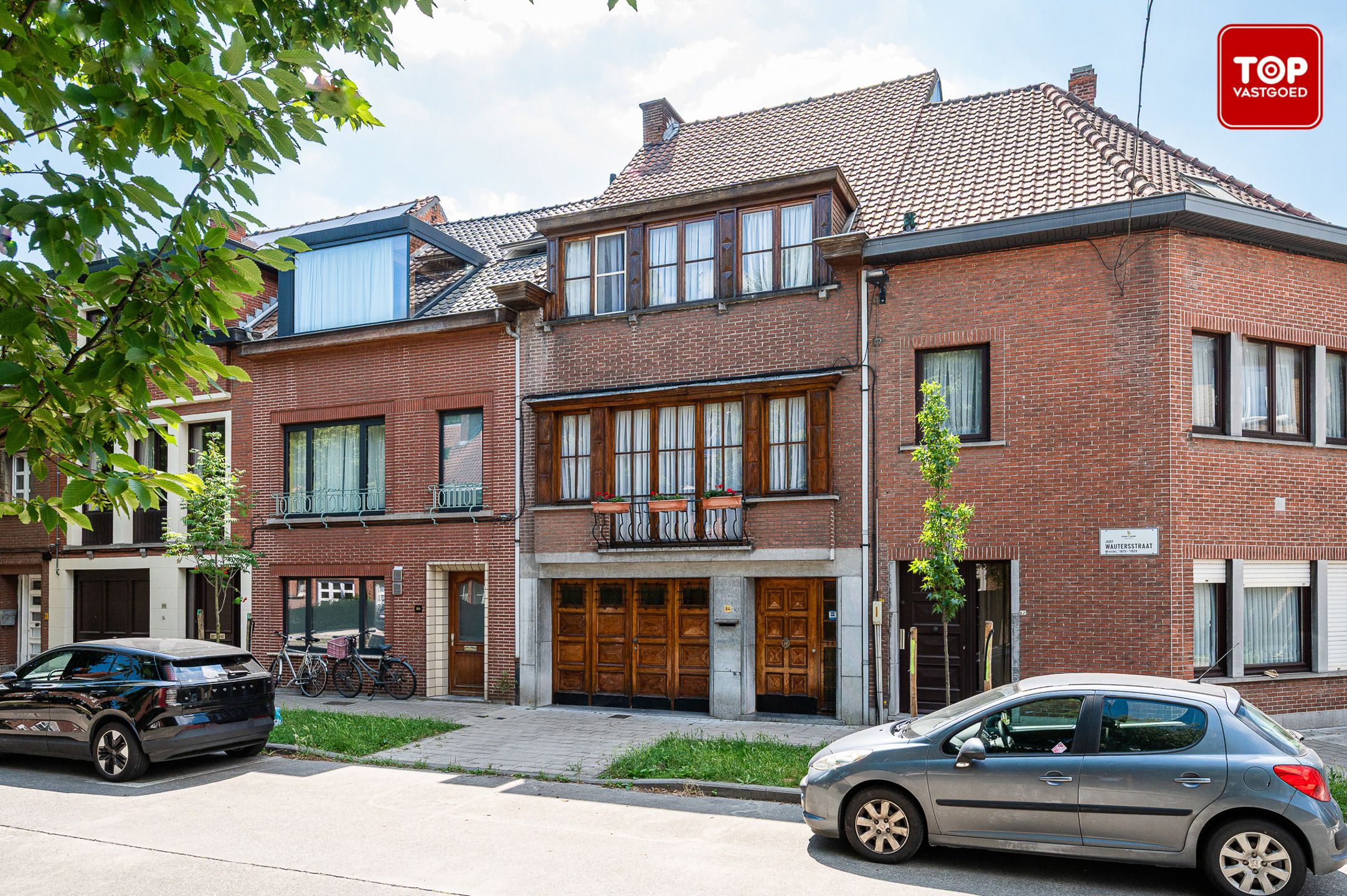 Hoofdfoto van de publicatie: Bel-etagewoning met een charmante façade in Gentbrugge. 