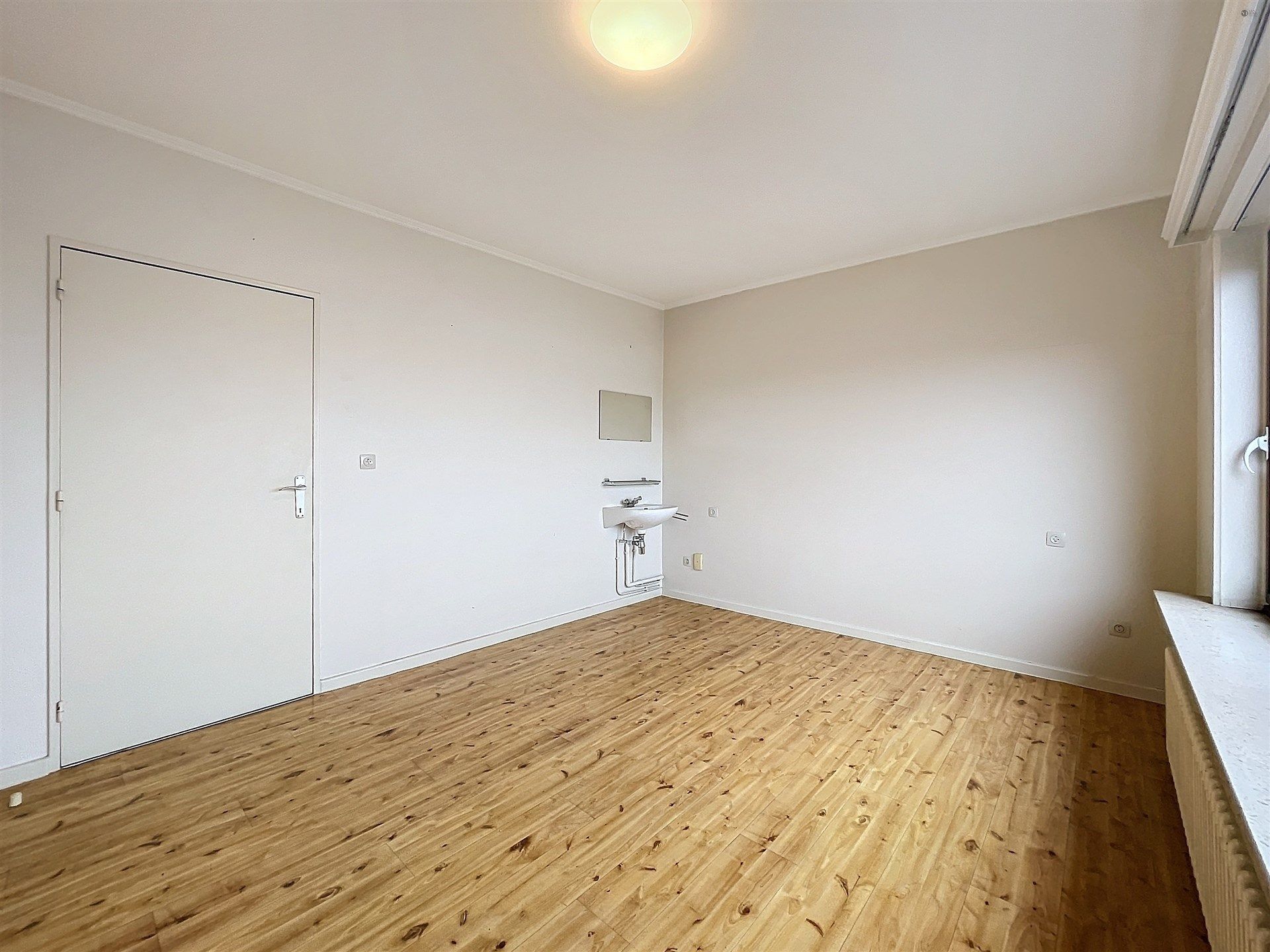 Riant huis (426m²) met 6 slaapkamers en dubbele garage nabij het centrum. foto 14