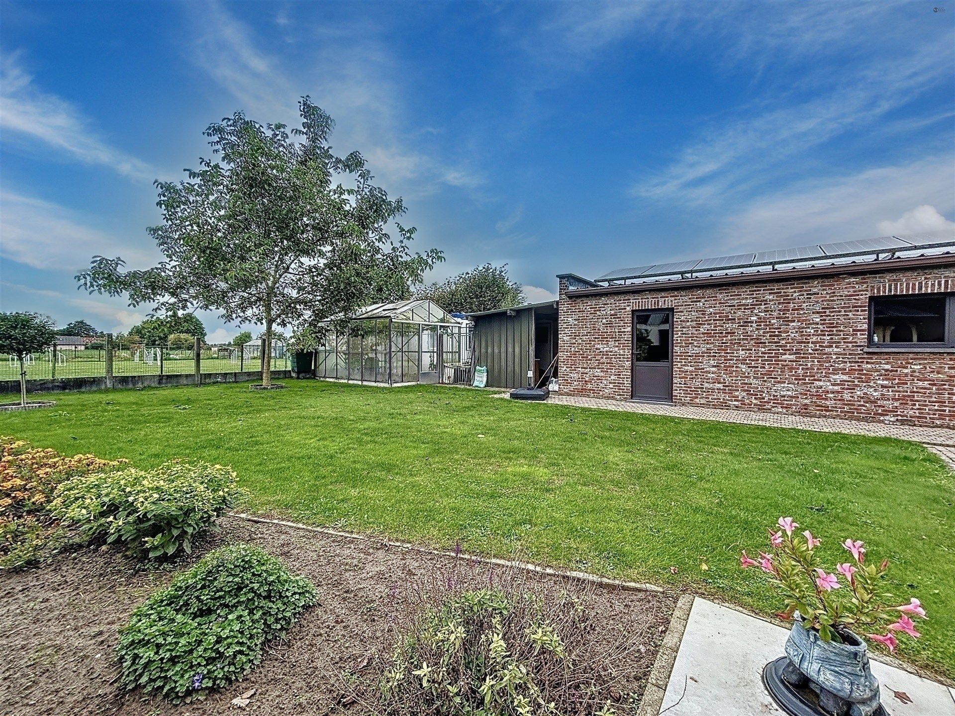 Villa met dubbele garage/ werkplaats op prachtig  perceel van 702m² foto 5