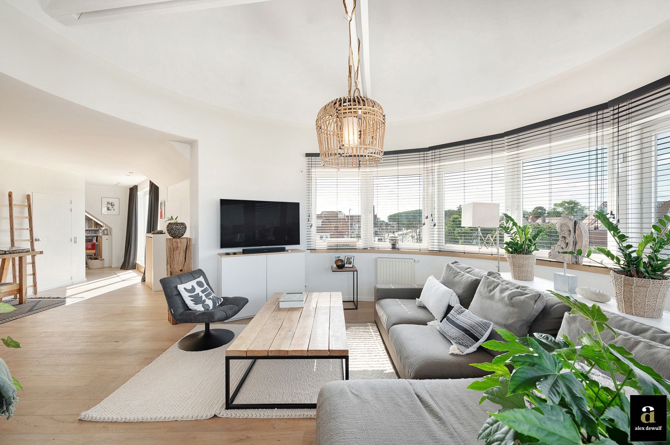 Ruim en licht dakappartement met westterras te Duinbergen foto {{pictureIndex}}