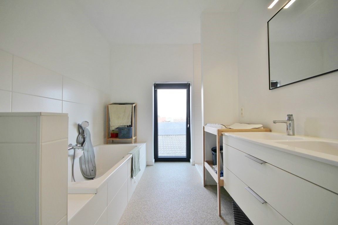 Moderne woning met 3 slaapkamers en tuin in het rustige Landen foto 22
