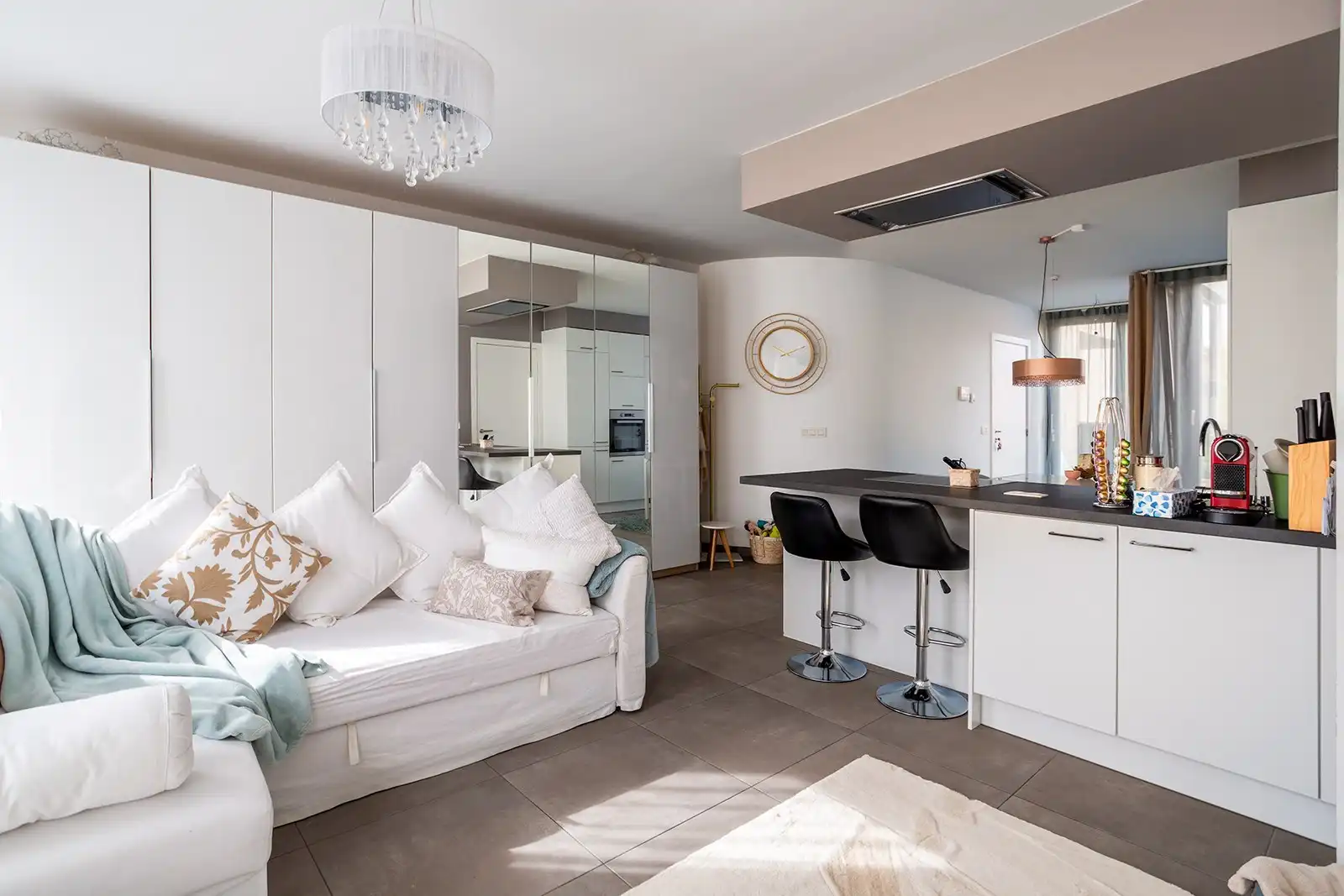 Slim wonen of zorgeloos investeren – stijlvolle nieuwbouwstudio met terras in Boechout foto 10