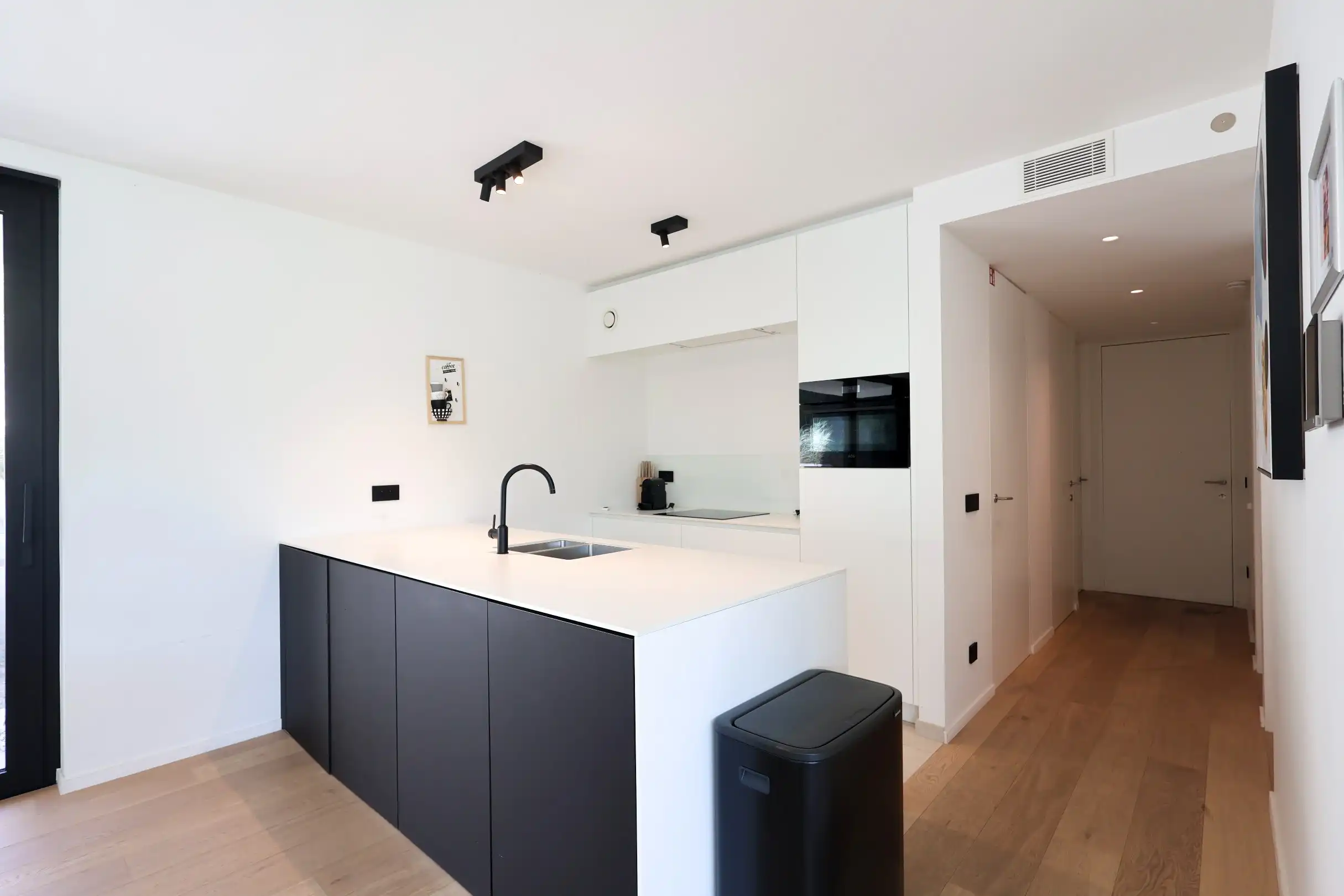 Modern gelijkvloers appartement in Groenendijk met ruim terras foto 9