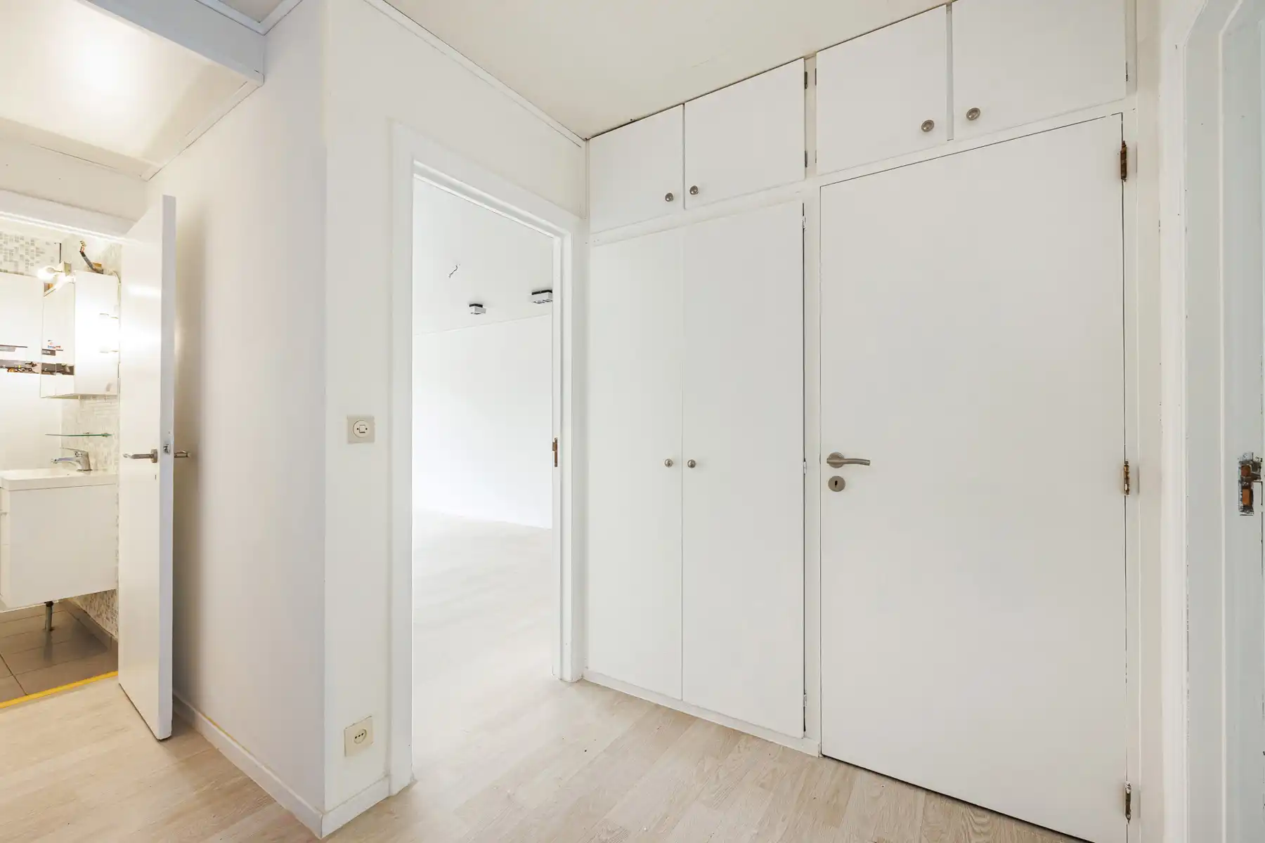 Gelijkvloersappartement met 2 slaapkamers, tuin en garagebox foto 11