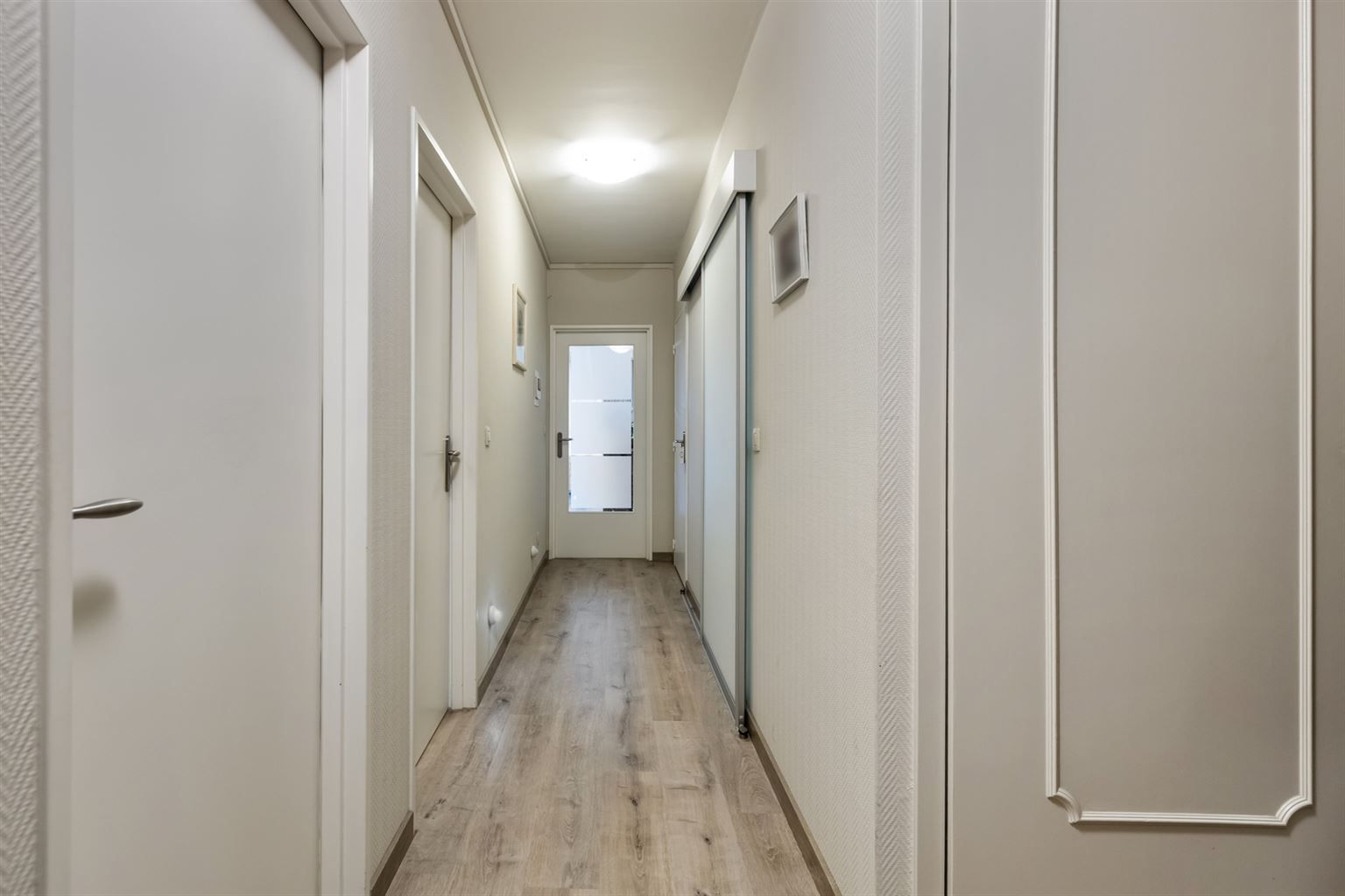 Ruim gelijkvloers 2-slaapkamer appartement met overdekt terras, ondergrondse autostaanplaats en aparte berging, gelegen vlakbij het centrum van Maaseik. foto 10