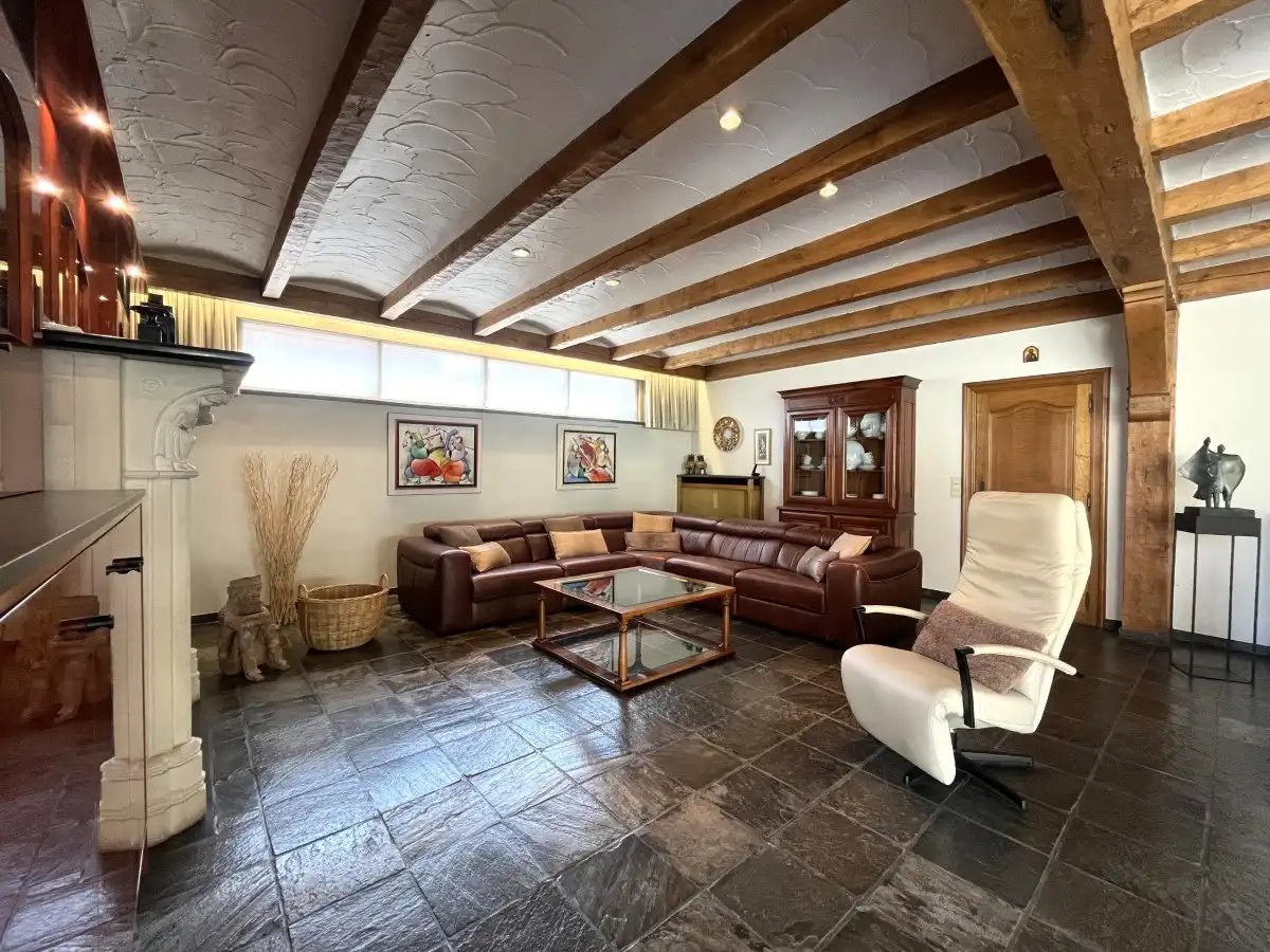 Langemark-Poelkapelle – Ruime hoekwoning met praktijkruimte en 3 garages foto 15