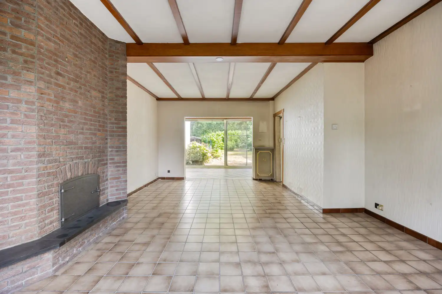 Charmante te renoveren cottagewoning met 3 slaapkamers en garage op 678m2! foto 9