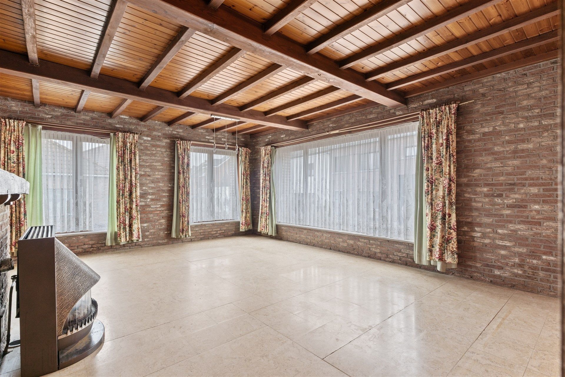 Te renoveren half open bebouwing met garage op centrale ligging te Oudegem foto 4