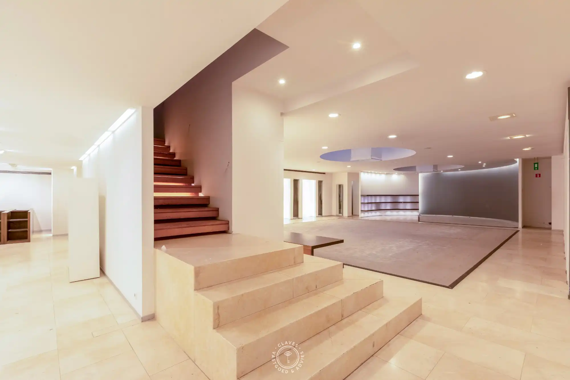 Bijzonder handelspand met een uitzonderlijk opwaarts potentieel en ontsluiting achteraan het perceel. foto 6