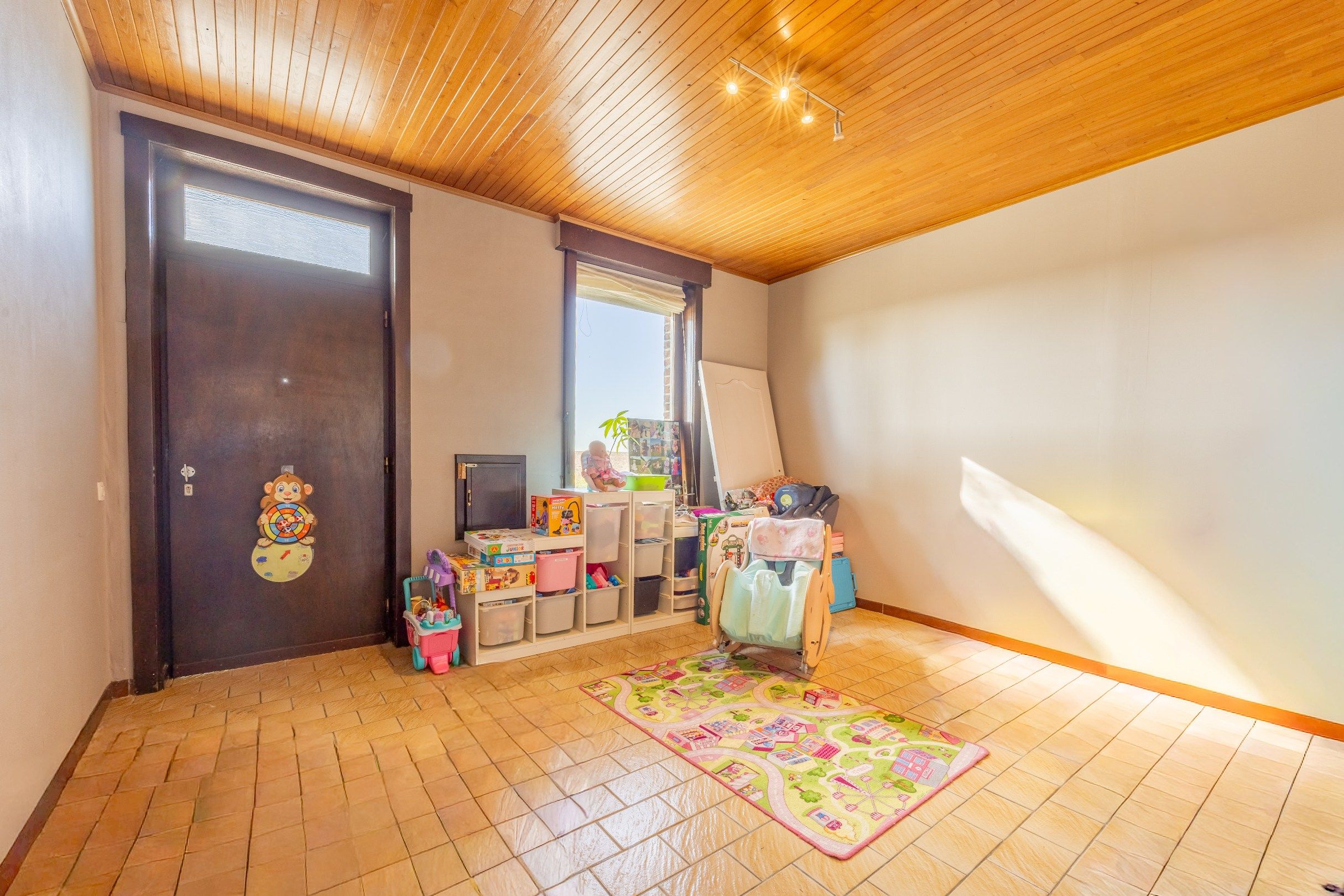 RUIME WONING MET TUIN EN UITWEG foto 2