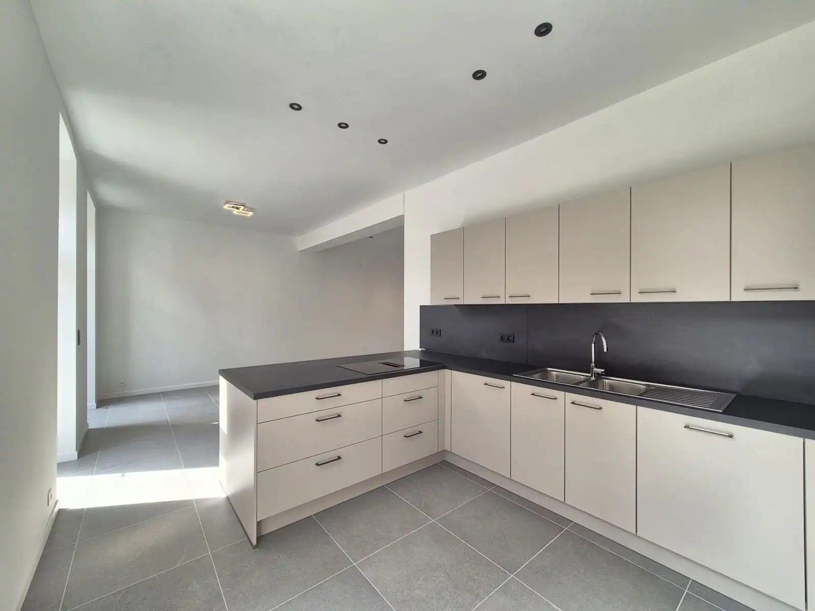 Halfopen bebouwing met 5 slaapkamers en 2 badkamers foto 5