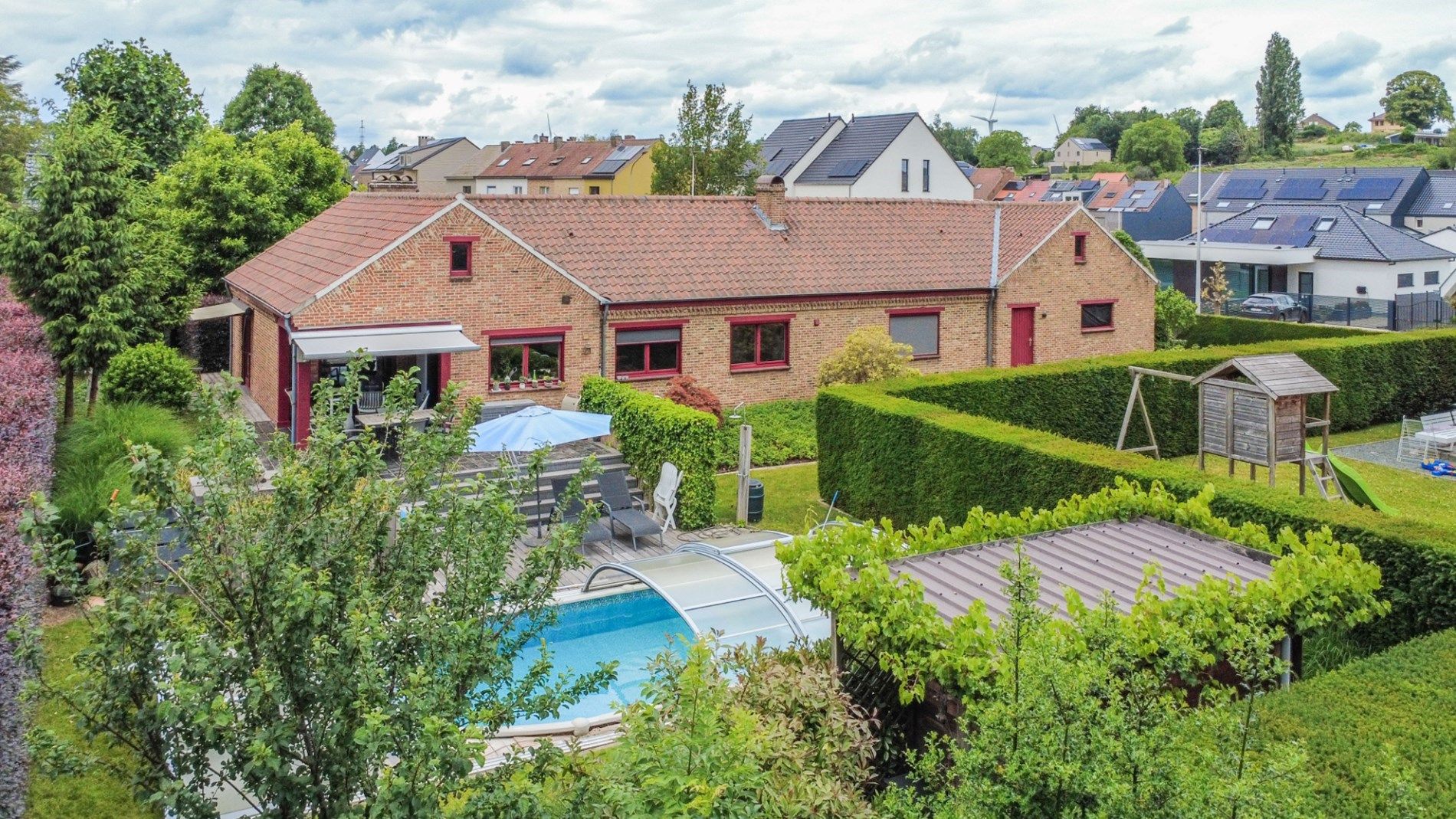 Hoofdfoto van de publicatie: GELIJKVLOERSVILLA MET 3 SLP, GARAGE & ZWEMBAD !