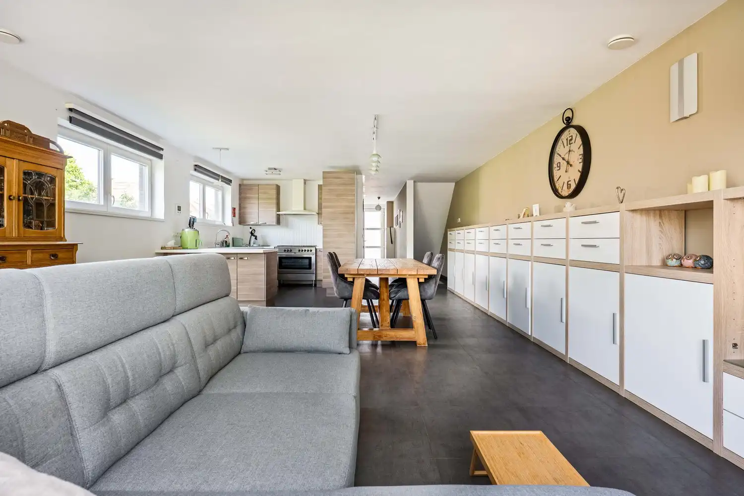 Ruim, energiezuinig appartement met souterrain, 4 slaapkamers, tuin en aanhorende grond in Wijnegem! foto 9
