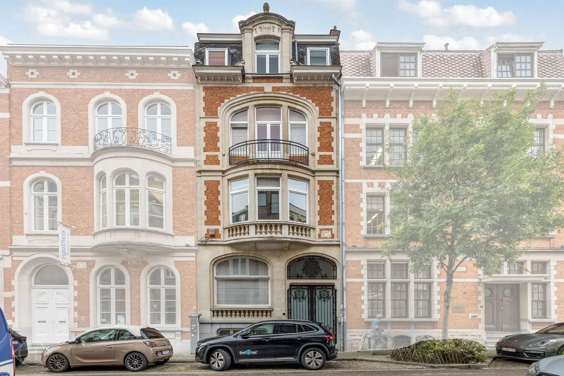 Herenhuis met vergunning voor 3 app. (+ twee garageboxen) foto {{pictureIndex}}