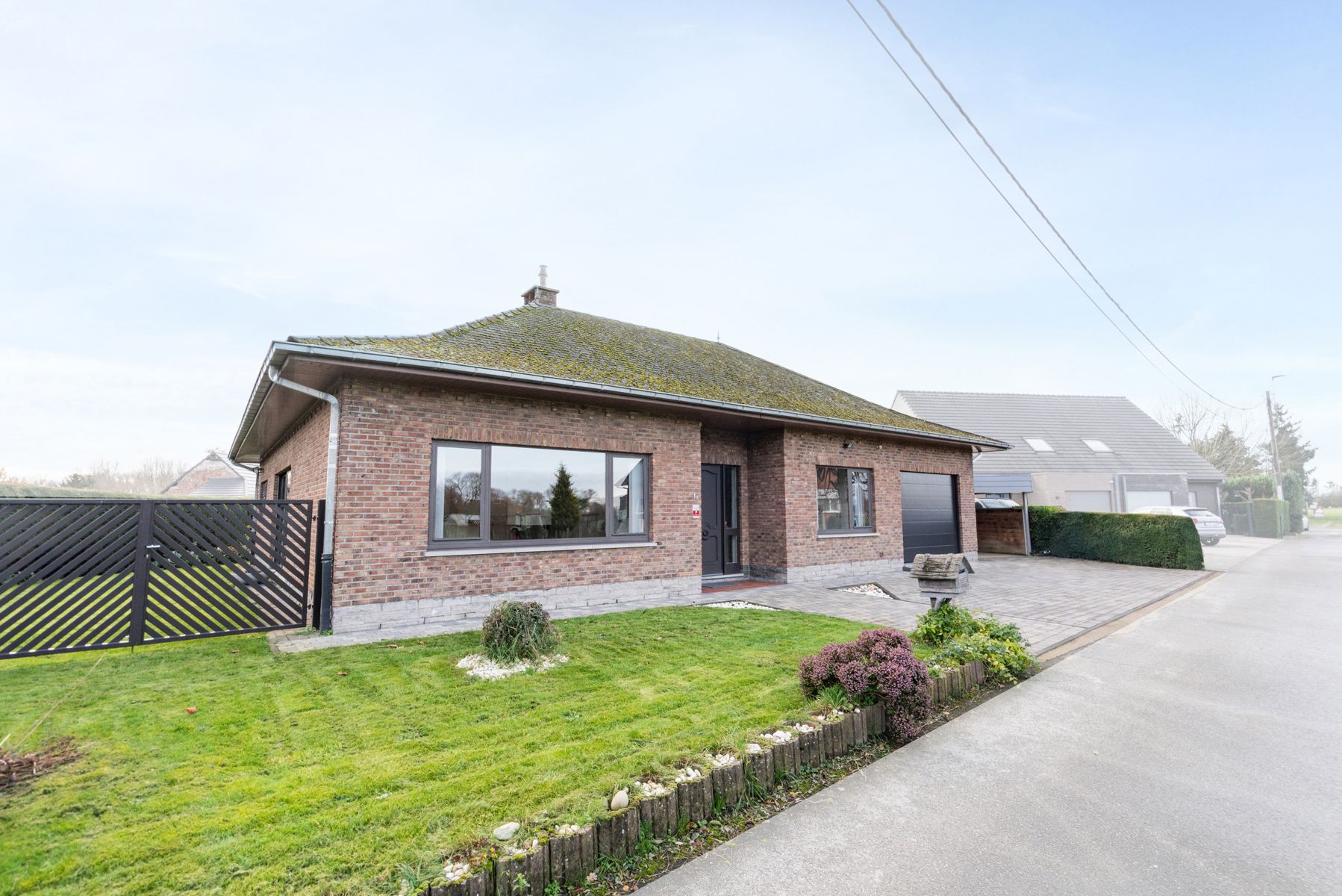 Hoofdfoto van de publicatie: Open bebouwing met 3 slaapkamers, garage en carport