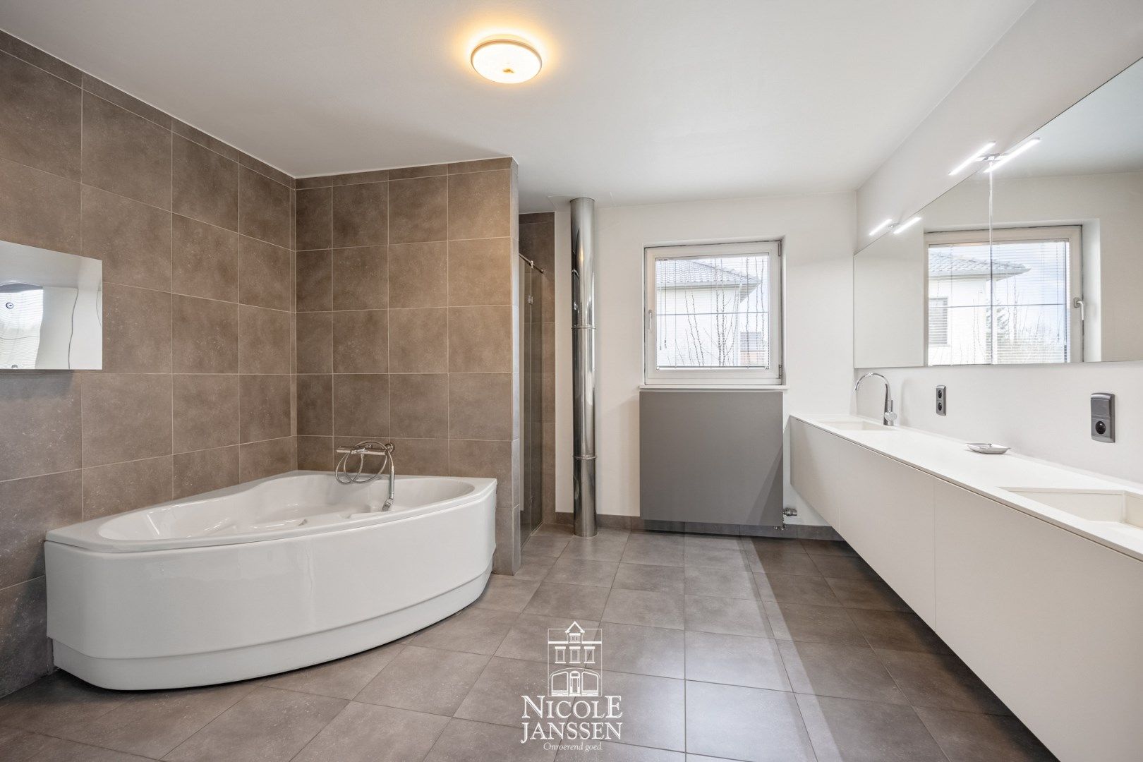 Zeer moderne en luchtige woning in een rustige, groene omgeving foto 22