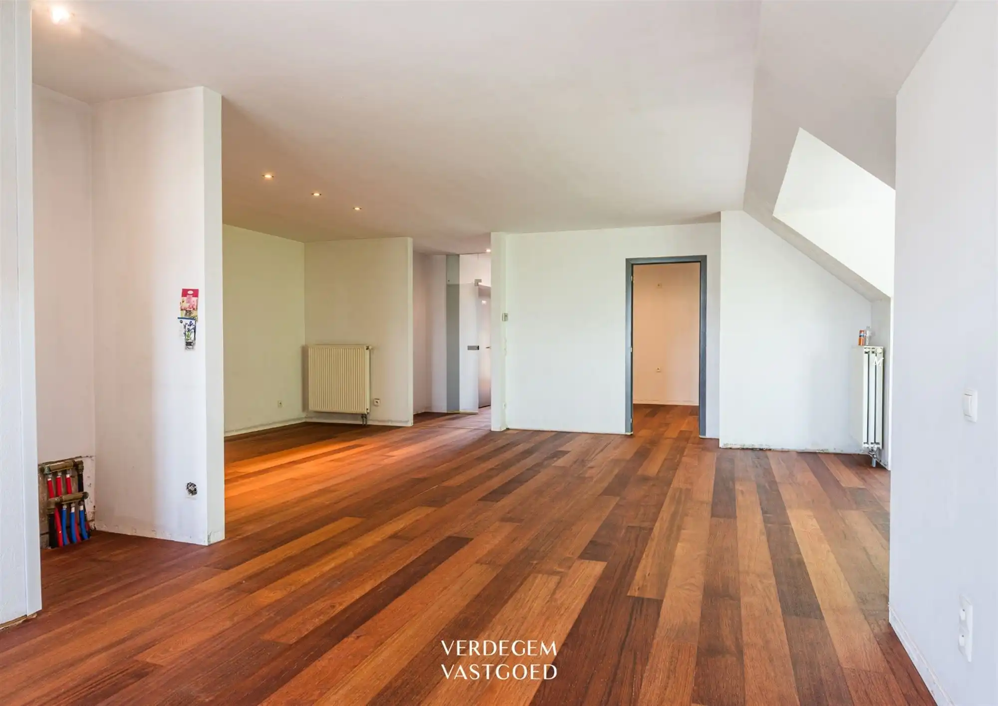 Uiterst commercieel gelegen handelspand met woonst voor horeca of kantoren foto 24