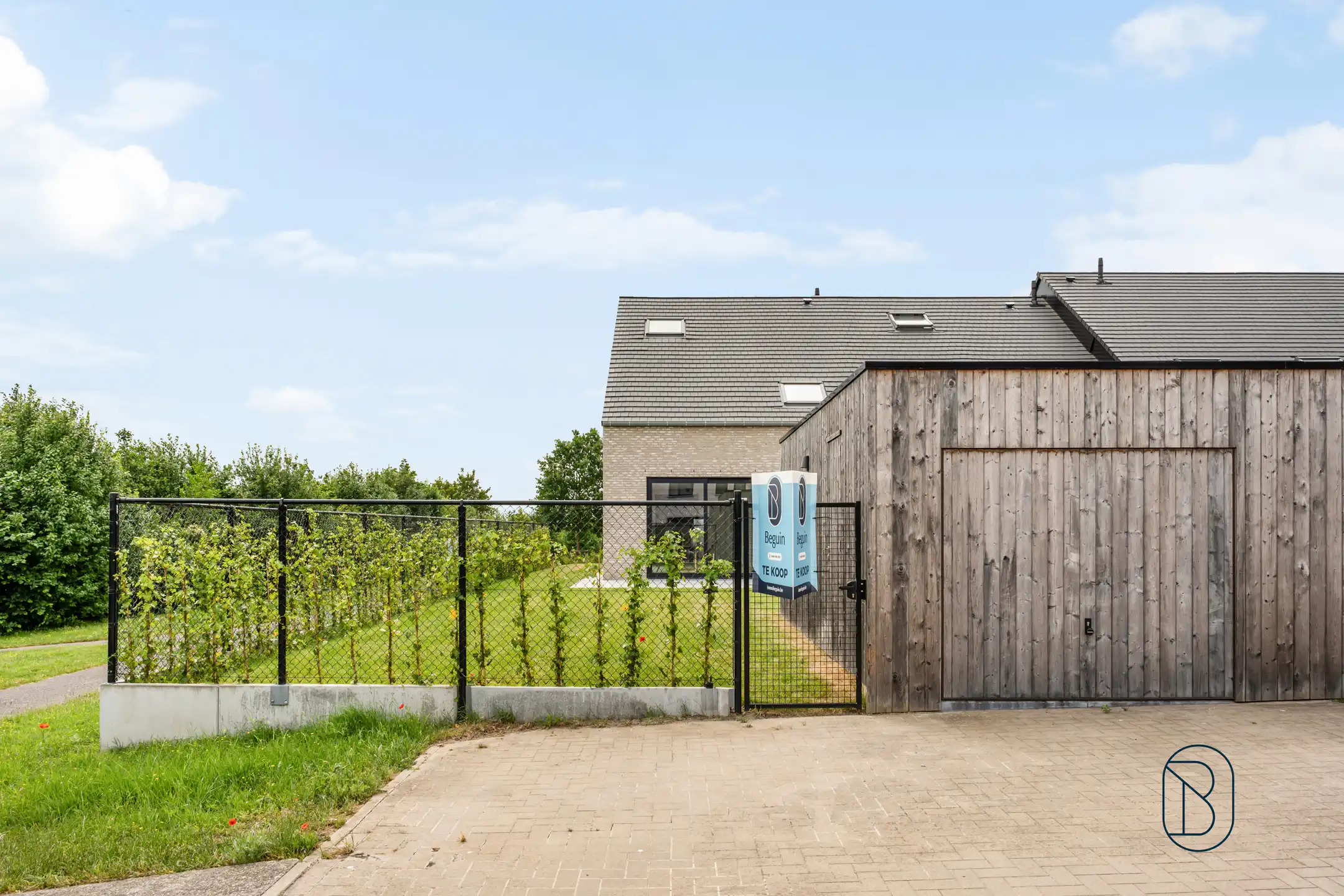 Recente halfopen bebouwing met 4 slaapkamers, tuin en garage foto 3