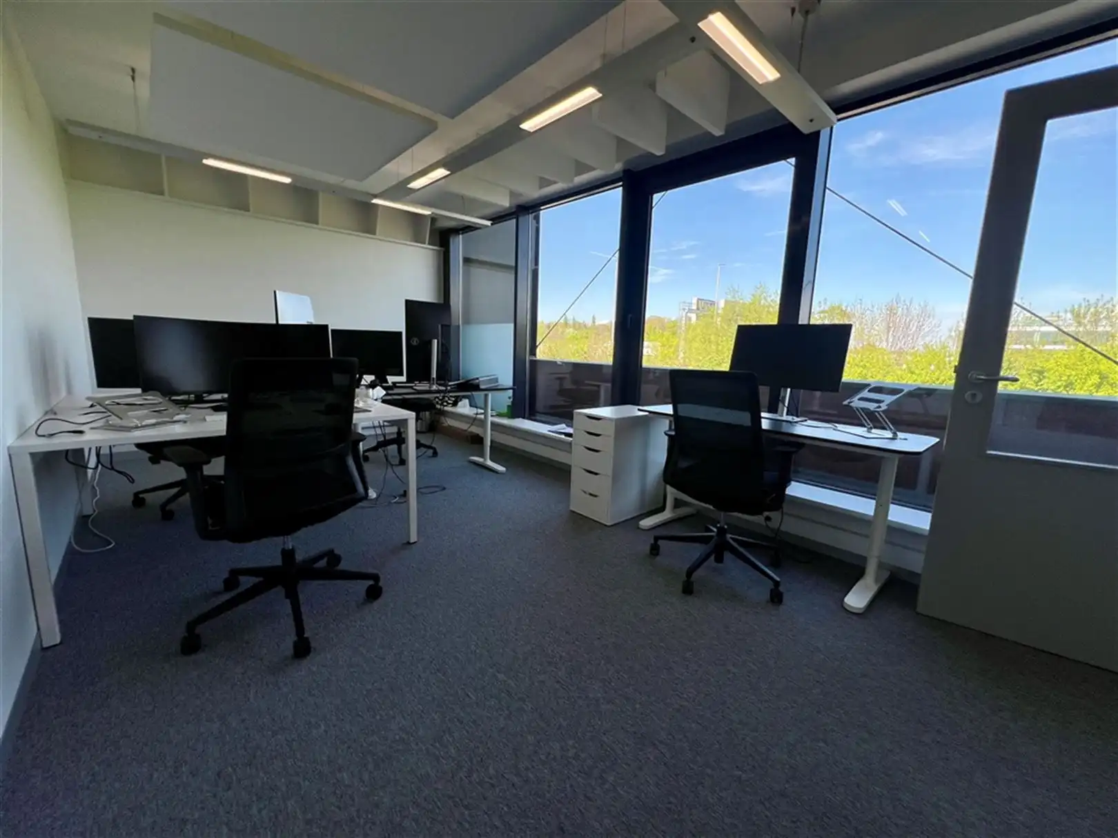 Vlot bereikbare kantoren aan op-en afrit van de E40 foto 7